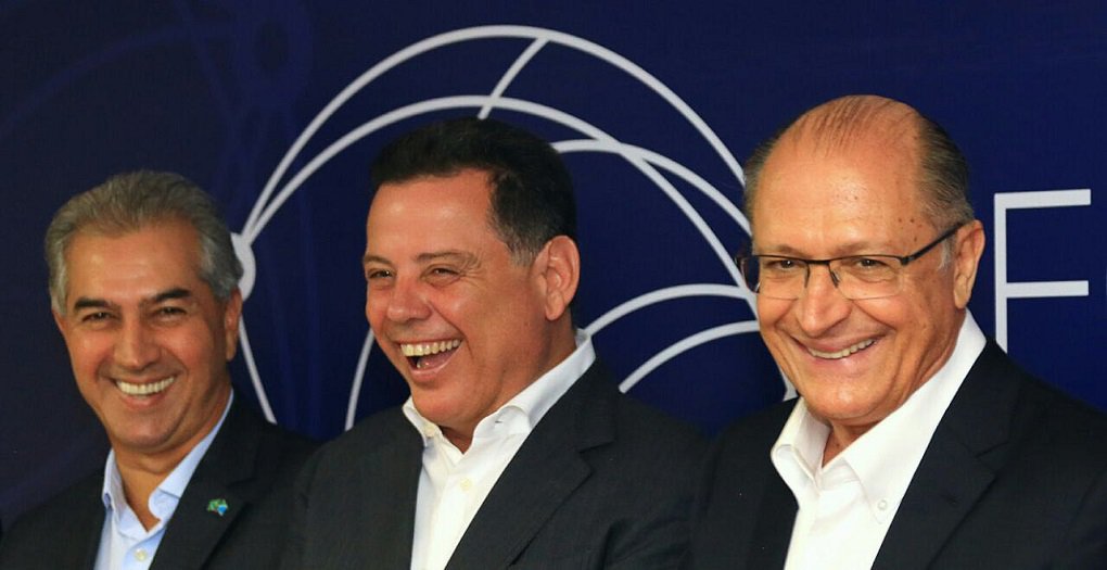 O governador de São Paulo, Geraldo Alckmin, voltou a defender as prévias dentro do PSDB para escolha do candidato do partido à presidência da República; "Prévia nao divide. A prévia escolhe e quanto mais você amplia a audiência, mais você amplia a participação e menos você erra. Você tem uma participação maior. Democracia começa dentro de casa, dentro dos partidos políticos", disse o tucano na noite desta quinta-feira, em Goiânia, onde participa a convite do governador Marconi Perillo, do Fórum do Brasil Central (Foto: José Barbacena) O governador de São Paulo, Geraldo Alckmin, voltou a defender as prévias dentro do PSDB para escolha do candidato do partido à presidência da República; "Prévia nao divide. A prévia escolhe e quanto mais você amplia a audiência, mais você amplia a participação e menos você erra. Você tem uma participação maior. Democracia começa dentro de casa, dentro dos partidos políticos", disse o tucano na noite desta quinta-feira, em Goiânia, onde participa a convite do governador Marconi Perillo, do Fórum do Brasil Central
