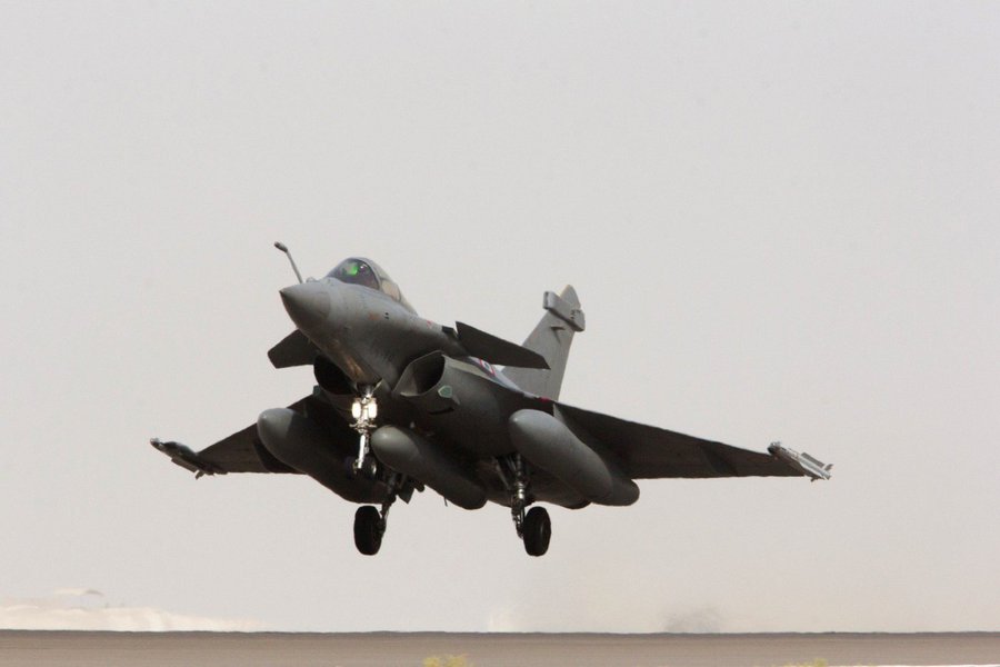 A França disse neste domingo (27) que lançou seu primeiro ataque aéreo contra o Estado Islâmico na Síria em um ato de "legítima defesa" para impedir que o grupo realizasse ataques dentro da França; o primeiro-ministro Manuel Valls disse que os ataques tinham como alvo os centros de treinamento do Estado Islâmico onde militantes estavam sendo preparados para realizar ataques na França; "Estamos atingindo o Daesh porque essa organização terrorista prepara ataques contra a França a partir da Síria. Estamos agindo em legítima defesa", disse Valls (Foto: Valter Lima) A França disse neste domingo (27) que lançou seu primeiro ataque aéreo contra o Estado Islâmico na Síria em um ato de "legítima defesa" para impedir que o grupo realizasse ataques dentro da França; o primeiro-ministro Manuel Valls disse que os ataques tinham como alvo os centros de treinamento do Estado Islâmico onde militantes estavam sendo preparados para realizar ataques na França; "Estamos atingindo o Daesh porque essa organização terrorista prepara ataques contra a França a partir da Síria. Estamos agindo em legítima defesa", disse Valls