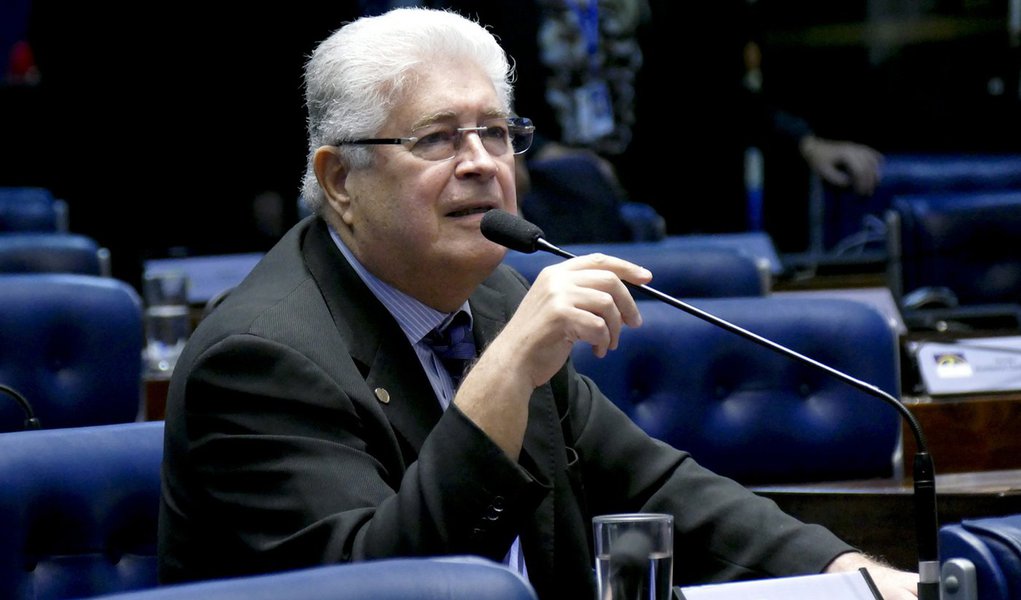 O senador Roberto Requião (PMDB-PR) está determinado em buscar o quarto mandato à frente do governo do Paraná, escreve o jornalista Esmael Morais; ele afirma, no entanto, que "se o cavalo encilhado rumo à Presidência da República passar em sua frente, com certeza, não titubeará para montá-lo"; os correligionários de Requião dizem que todos os cenários mais críveis o colocam na liderança absoluta na corrida pelo Palácio Iguaçu (Foto: Gisele Federicce) O senador Roberto Requião (PMDB-PR) está determinado em buscar o quarto mandato à frente do governo do Paraná, escreve o jornalista Esmael Morais; ele afirma, no entanto, que "se o cavalo encilhado rumo à Presidência da República passar em sua frente, com certeza, não titubeará para montá-lo"; os correligionários de Requião dizem que todos os cenários mais críveis o colocam na liderança absoluta na corrida pelo Palácio Iguaçu
