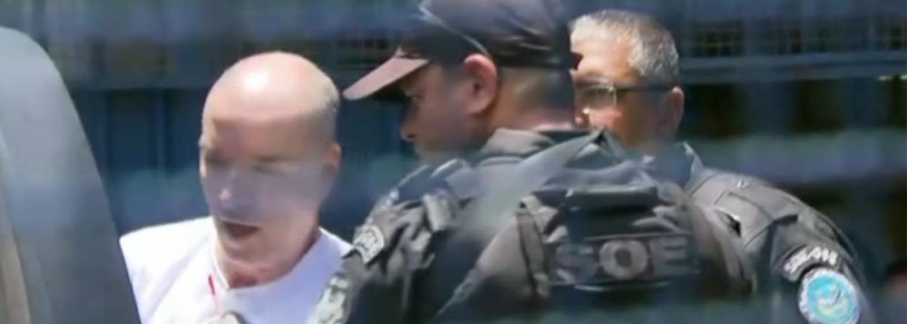 Após ficar por aproximadamente duas horas no presídio Ary Franco, na Zona Norte do Rio de Janeiro, o empresário Eike Batista foi transferido para o Complexo Penitenciário de Gericinó, em Bangu; unidade de Bangu 9 é destinada aos presos sem curso superior; ex-bilionário e agora detento deixou o local já com a cabeça raspada, procedimento comum no sistema carcerário; Justiça decretou sua prisão preventiva, sob acusação de corrupção, lavagem de dinheiro e fraude em licitações de obras públicas no Rio de Janeiro; de acordo com a investigação, o ex-homem mais rico do Brasil pagou US$ 16,5 milhões em propinas ao ex-governador Sérgio Cabral (Foto: Aquiles Lins) Após ficar por aproximadamente duas horas no presídio Ary Franco, na Zona Norte do Rio de Janeiro, o empresário Eike Batista foi transferido para o Complexo Penitenciário de Gericinó, em Bangu; unidade de Bangu 9 é destinada aos presos sem curso superior; ex-bilionário e agora detento deixou o local já com a cabeça raspada, procedimento comum no sistema carcerário; Justiça decretou sua prisão preventiva, sob acusação de corrupção, lavagem de dinheiro e fraude em licitações de obras públicas no Rio de Janeiro; de acordo com a investigação, o ex-homem mais rico do Brasil pagou US$ 16,5 milhões em propinas ao ex-governador Sérgio Cabral