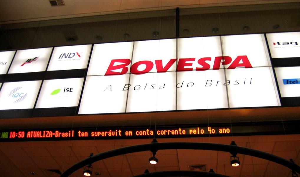 O principal índice da Bovespa fechou com alta de 3,7% nesta sexta-feira, 8, a 50.292 pontos; na máxima, o índice saltou 4%; volume financeiro somou R$ 8 bilhões, acima da média diária de abril; já o dólar fechou com a maior queda em seis meses, 2,63%, e fechou a semana cotado a R$ 3,5965 (Foto: Aquiles Lins) O principal índice da Bovespa fechou com alta de 3,7% nesta sexta-feira, 8, a 50.292 pontos; na máxima, o índice saltou 4%; volume financeiro somou R$ 8 bilhões, acima da média diária de abril; já o dólar fechou com a maior queda em seis meses, 2,63%, e fechou a semana cotado a R$ 3,5965