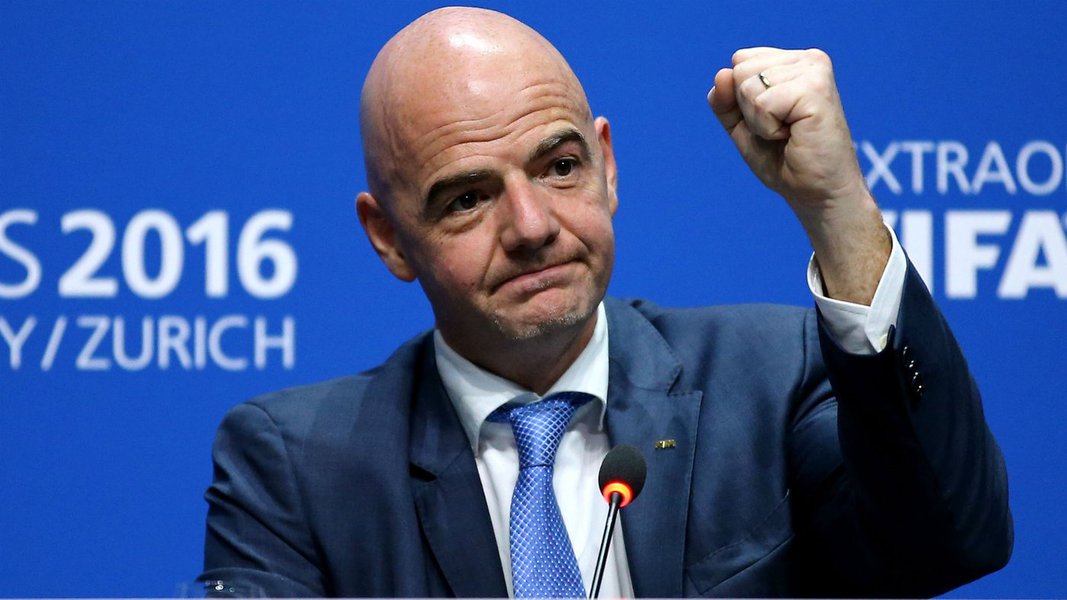 Presidente da Federação Internacional de Futebol (Fifa), Gianni Infantino, expressou, por meio de nota, grande tristeza e choque pela tragédia que abateu a Chapecoense, após o acidente aéreo que deixou 76 mortos em viagem que levava o time catarinense para a disputa da Copa Sul-Americana; "Este é um dia muito, muito triste para o futebol", disse Infantino. "Lamentamos muito esse acidente aéreo na Colômbia. É uma notícia chocante e trágica. Nesse momento difícil, nossos pensamentos estão com as famílias e amigos. A Fifa gostaria de estender suas condolências para os torcedores da Chapecoense, a comunidade futebolística e os veículos de comunicação brasileiros" (Foto: Aquiles Lins) Presidente da Federação Internacional de Futebol (Fifa), Gianni Infantino, expressou, por meio de nota, grande tristeza e choque pela tragédia que abateu a Chapecoense, após o acidente aéreo que deixou 76 mortos em viagem que levava o time catarinense para a disputa da Copa Sul-Americana; "Este é um dia muito, muito triste para o futebol", disse Infantino. "Lamentamos muito esse acidente aéreo na Colômbia. É uma notícia chocante e trágica. Nesse momento difícil, nossos pensamentos estão com as famílias e amigos. A Fifa gostaria de estender suas condolências para os torcedores da Chapecoense, a comunidade futebolística e os veículos de comunicação brasileiros"