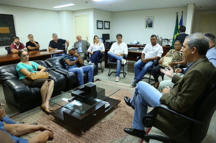 Vice-governador José Eliton manteve reunião esta semana com moradores de municípios situados na região do Parque Nacional da Chapada dos Veadeiros (PNCV), ocasião em que afirmou que é preciso ter muito cuidado com a possibilidade de expandir a unidade de conservação, também conhecida como Área de Proteção Ambiental (APA); “O debate nos causa uma grande preocupação quanto ao processo de desenvolvimento regional”, disse Eliton; o projeto de expansão é de autoria do governo federal (Foto: José Barbacena) Vice-governador José Eliton manteve reunião esta semana com moradores de municípios situados na região do Parque Nacional da Chapada dos Veadeiros (PNCV), ocasião em que afirmou que é preciso ter muito cuidado com a possibilidade de expandir a unidade de conservação, também conhecida como Área de Proteção Ambiental (APA); “O debate nos causa uma grande preocupação quanto ao processo de desenvolvimento regional”, disse Eliton; o projeto de expansão é de autoria do governo federal