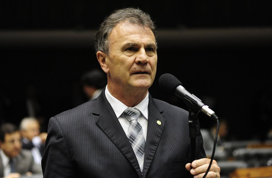 Deputado federal Toninho Wanderscheer (PROS-PR) admitiu neste domingo que irá votar a favor do impeachment da presidente Dilma Rousseff, mesmo sabendo que não há base legal para retirá-la da Presidência; "Votar a favor do impeachment é muito difícil quando se faz uma análise técnica do processo", disse o parlamentar; "Votarei sim ao impeachment. Espero ser esta a solução para o nosso país sair da crise e retomar o crescimento" (Foto: Aquiles Lins) Deputado federal Toninho Wanderscheer (PROS-PR) admitiu neste domingo que irá votar a favor do impeachment da presidente Dilma Rousseff, mesmo sabendo que não há base legal para retirá-la da Presidência; "Votar a favor do impeachment é muito difícil quando se faz uma análise técnica do processo", disse o parlamentar; "Votarei sim ao impeachment. Espero ser esta a solução para o nosso país sair da crise e retomar o crescimento"