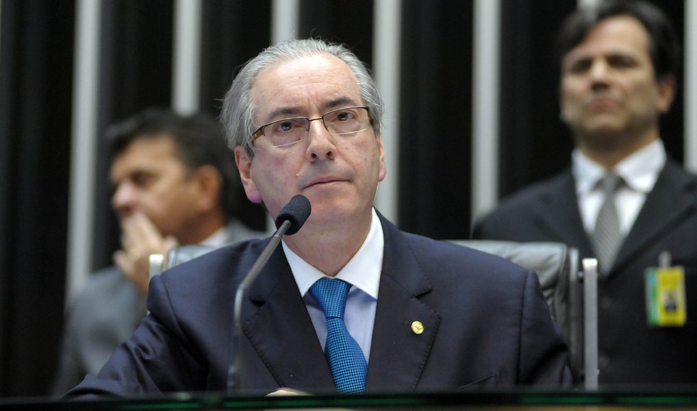 O jornalista Fernando Brito, do Tijolaço, elogia a decisão do ministro Teori Zavascki que negou o "covarde" pedido de Eduardo Cunha para que se decretasse sigilo de Justiça no inquérito sobre suas contas na Suíça; "Fez muito bem, porque a regra do processo é ser público, só se admitindo o sigilo quando isso se refere a relações íntimas entre pessoas – não vale alegar que o dinheiro era íntimo da família – ou a publicidade possa comprometer a apuração de eventual crime", afirma
(Foto: Valter Lima) O jornalista Fernando Brito, do Tijolaço, elogia a decisão do ministro Teori Zavascki que negou o "covarde" pedido de Eduardo Cunha para que se decretasse sigilo de Justiça no inquérito sobre suas contas na Suíça; "Fez muito bem, porque a regra do processo é ser público, só se admitindo o sigilo quando isso se refere a relações íntimas entre pessoas – não vale alegar que o dinheiro era íntimo da família – ou a publicidade possa comprometer a apuração de eventual crime", afirma