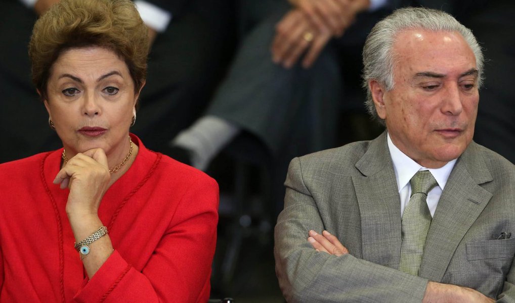 Ministros do Tribunal Superior Eleitoral observam que a separação das contas de campanha da presidente Dilma e do vice Michel temer não seria tão simples como deseja o PMDB; existem problemas formais como o fato de as defesas terem sidio feitas em conjunto em várias etapas processuais, além do uso da mesma linha de argumentação em relação à acusação que pede a cassação da chapa; apesar disso, alguns magistrados estariam avaliando a possibilidade de punições diferentes para Dilma e Temer (Foto: Paulo Emílio) Ministros do Tribunal Superior Eleitoral observam que a separação das contas de campanha da presidente Dilma e do vice Michel temer não seria tão simples como deseja o PMDB; existem problemas formais como o fato de as defesas terem sidio feitas em conjunto em várias etapas processuais, além do uso da mesma linha de argumentação em relação à acusação que pede a cassação da chapa; apesar disso, alguns magistrados estariam avaliando a possibilidade de punições diferentes para Dilma e Temer