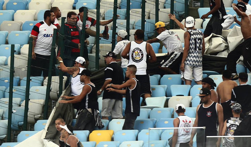 Policiais civis cumprem dez mandados de prisão contra integrantes de uma torcida organizada paulista; torcedores são suspeitos de ameaçar a juíza que decretou a prisão dos 31 torcedores do Corinthians depois de um tumulto no estádio do Maracanã, em 23 de outubro, no clássico Flamengo x Corinthians; dentre os suspeitos que tiveram a prisão decretada, quatro possuem passagens na polícia por crimes relacionados à intolerância desportiva e um dele já tinha sido preso por participação na morte do adolescente Kevin Espada, em 2013, na cidade de Oruro, na Bolívia (Foto: Paulo Emílio) Policiais civis cumprem dez mandados de prisão contra integrantes de uma torcida organizada paulista; torcedores são suspeitos de ameaçar a juíza que decretou a prisão dos 31 torcedores do Corinthians depois de um tumulto no estádio do Maracanã, em 23 de outubro, no clássico Flamengo x Corinthians; dentre os suspeitos que tiveram a prisão decretada, quatro possuem passagens na polícia por crimes relacionados à intolerância desportiva e um dele já tinha sido preso por participação na morte do adolescente Kevin Espada, em 2013, na cidade de Oruro, na Bolívia
