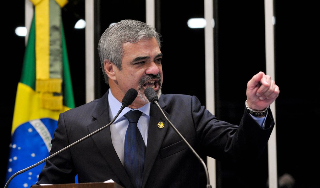 O líder do governo no Senado, Humberto Costa (PT-PE), fez nesta segunda (28), um duro discurso da tribuna da Casa endereçado ao vice-presidente Michel Temer e avisou que, se a presidente Dilma Rousseff for deposta pelo impeachment "golpista", ele será "seguramente" o próximo a cair; "Não pense que os que hoje saem organizados para pedir 'Fora, Dilma' vão às ruas para dizer 'Fica, Temer', para defendê-lo. Não! Depois de arrancarem, com um golpe constitucional, a presidenta da cadeira que ela conquistou pelo voto popular, essa gente vai para casa porque estará cumprida a sua vingança e porque não lhe tem apreço algum. E, seguramente, Vossa Excelência será o próximo a cair", disse (Foto: Valter Lima) O líder do governo no Senado, Humberto Costa (PT-PE), fez nesta segunda (28), um duro discurso da tribuna da Casa endereçado ao vice-presidente Michel Temer e avisou que, se a presidente Dilma Rousseff for deposta pelo impeachment "golpista", ele será "seguramente" o próximo a cair; "Não pense que os que hoje saem organizados para pedir 'Fora, Dilma' vão às ruas para dizer 'Fica, Temer', para defendê-lo. Não! Depois de arrancarem, com um golpe constitucional, a presidenta da cadeira que ela conquistou pelo voto popular, essa gente vai para casa porque estará cumprida a sua vingança e porque não lhe tem apreço algum. E, seguramente, Vossa Excelência será o próximo a cair", disse