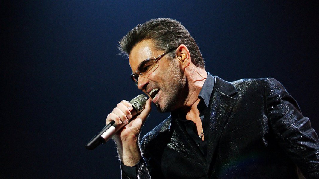 A causa da morte do cantor George Michael esta semana não ficou clara em uma autópsia inicial e mais testes serão necessários, disse a polícia britânica nesta sexta-feira; o cantor britânico, que se tornou um dos ídolos pop dos anos 80 com o Wham! e depois forjou uma carreira solo de sucesso, morreu em sua casa no sul da Inglaterra, no domingo, aos 53 anos; "Um exame post mortem foi realizado ontem como parte da investigação sobre a morte de George Michael", disse a polícia de Thames Valley (Foto: Romulo Faro) A causa da morte do cantor George Michael esta semana não ficou clara em uma autópsia inicial e mais testes serão necessários, disse a polícia britânica nesta sexta-feira; o cantor britânico, que se tornou um dos ídolos pop dos anos 80 com o Wham! e depois forjou uma carreira solo de sucesso, morreu em sua casa no sul da Inglaterra, no domingo, aos 53 anos; "Um exame post mortem foi realizado ontem como parte da investigação sobre a morte de George Michael", disse a polícia de Thames Valley