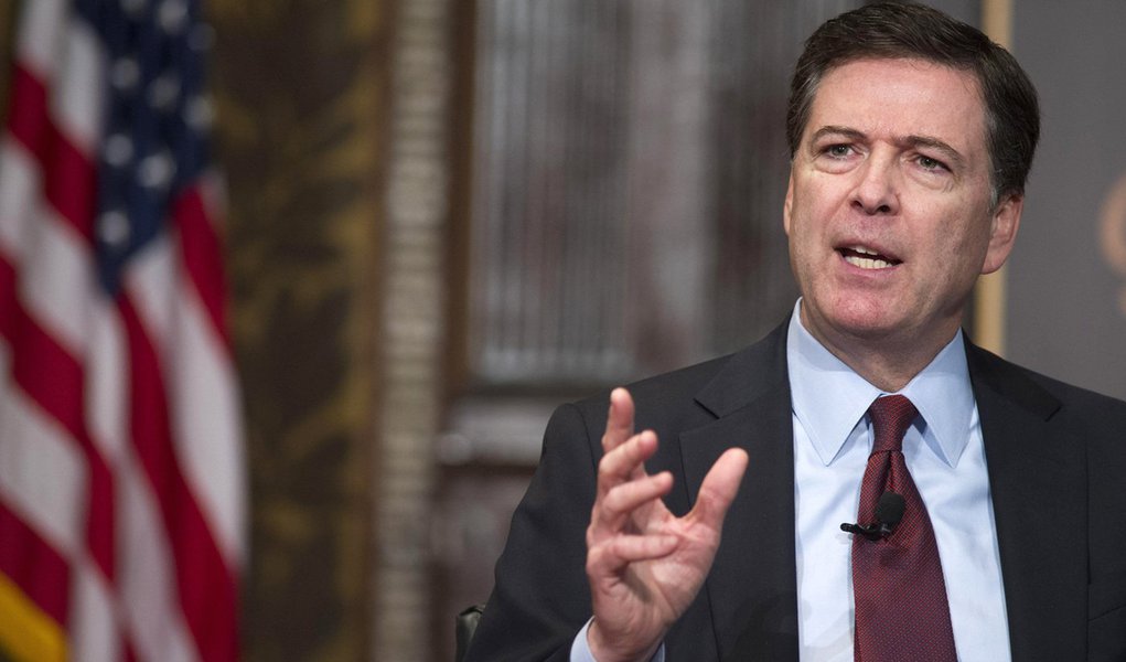 Para muitos, o diretor do FBI, James Comey, foi um dos grandes responsáveis pelo resultado eleitoral, tendo em vista as investigações sobre o caso dos e-mails da ex-secretária de Estado do país; 11 dias antes das eleições, Comey reabriu análise sobre o uso irregular da conta de e-mail privado de Hillary para assuntos secretos de política externa; imagem de pessoa pouco confiável e que omitia informações relevantes já estava amplamente associada a Hillary Clinton -- o que teria comprometido profundamente seus planos de suceder Barack Obama na Casa Branca (Foto: Aquiles Lins) Para muitos, o diretor do FBI, James Comey, foi um dos grandes responsáveis pelo resultado eleitoral, tendo em vista as investigações sobre o caso dos e-mails da ex-secretária de Estado do país; 11 dias antes das eleições, Comey reabriu análise sobre o uso irregular da conta de e-mail privado de Hillary para assuntos secretos de política externa; imagem de pessoa pouco confiável e que omitia informações relevantes já estava amplamente associada a Hillary Clinton -- o que teria comprometido profundamente seus planos de suceder Barack Obama na Casa Branca