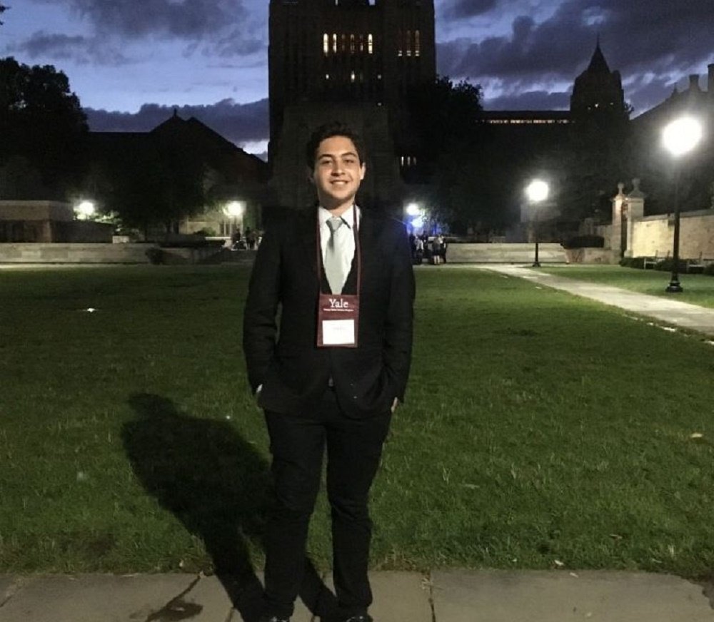André Garcia, de 18 anos, de Embu das Artes (SP), foi aprovado na Universidade Yale, nos Estados Unidos, e ainda aguarda o resultado de outros processos seletivos em instituições no exterior; “Estou me preparando há três anos e faço parte de uma família de baixa renda, que vive em uma comunidade de cidade pequena”, diz (Foto: Valter Lima) André Garcia, de 18 anos, de Embu das Artes (SP), foi aprovado na Universidade Yale, nos Estados Unidos, e ainda aguarda o resultado de outros processos seletivos em instituições no exterior; “Estou me preparando há três anos e faço parte de uma família de baixa renda, que vive em uma comunidade de cidade pequena”, diz