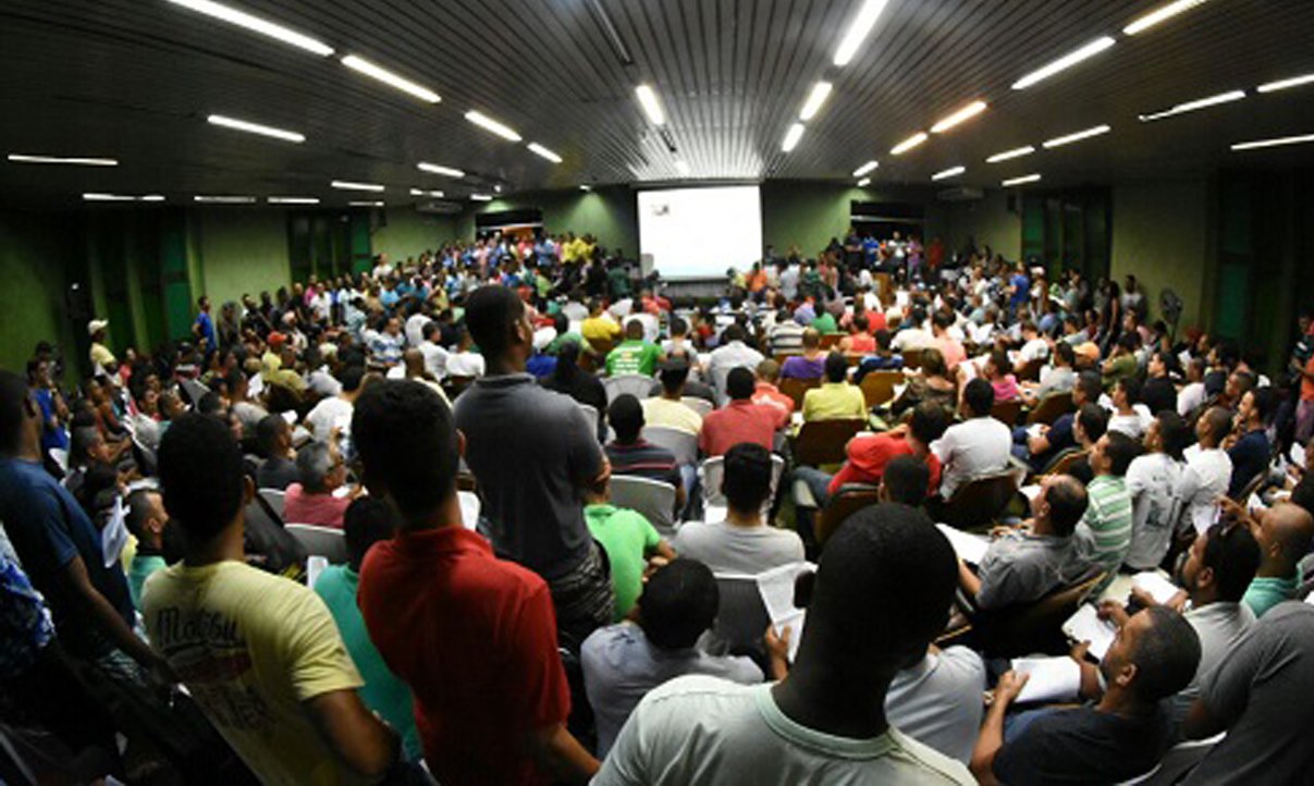 Em dois dias de leilão presencial e online, o Departamento Estadual de Trânsito da Bahia arrecadou mais de R$ 2 milhões na oferta de 920 veículos e sucatas apreendidos em Salvador e Feira de Santana; a maioria dos lotes foi arrematada pela internet (60%); o dinheiro arrecadado será utilizado em ações da Escola Pública de Trânsito e campanhas educativas, segundo a assessoria do órgão (Foto: Romulo Faro) Em dois dias de leilão presencial e online, o Departamento Estadual de Trânsito da Bahia arrecadou mais de R$ 2 milhões na oferta de 920 veículos e sucatas apreendidos em Salvador e Feira de Santana; a maioria dos lotes foi arrematada pela internet (60%); o dinheiro arrecadado será utilizado em ações da Escola Pública de Trânsito e campanhas educativas, segundo a assessoria do órgão