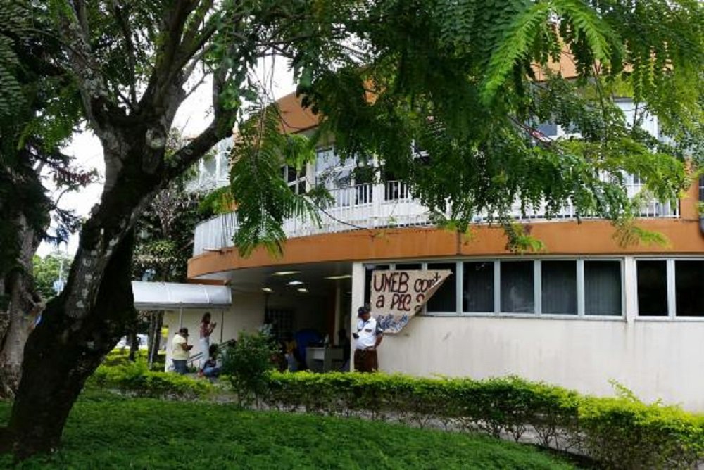 Em Salvador, a Universidade do Estado da Bahia (Uneb) foi a única instituição a ter a aplicação das provas do Enem adiada; responsável pelo exame, o Instituto Nacional de Estudos e Pesquisas Anísio Teixeira (Inep) adiou as provas que seriam realizadas em quatro departamentos do Campus 1 da Uneb, no bairro do Cabula; justificativa do órgão é de que os locais estão ocupados por estudantes que protestam contra a proposta de emenda à Constituição que limita os gastos públicos (PEC 241) (Foto: Romulo Faro) Em Salvador, a Universidade do Estado da Bahia (Uneb) foi a única instituição a ter a aplicação das provas do Enem adiada; responsável pelo exame, o Instituto Nacional de Estudos e Pesquisas Anísio Teixeira (Inep) adiou as provas que seriam realizadas em quatro departamentos do Campus 1 da Uneb, no bairro do Cabula; justificativa do órgão é de que os locais estão ocupados por estudantes que protestam contra a proposta de emenda à Constituição que limita os gastos públicos (PEC 241)