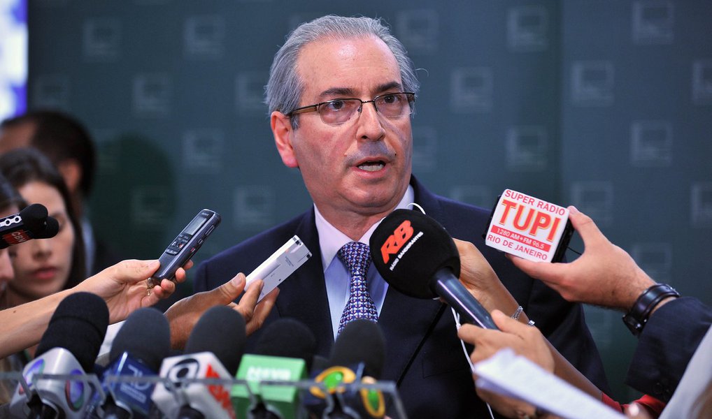 O presidente da Câmara, Eduardo Cunha (PMDB-RJ), afirmou nesta segunda (23) que não se “constrange” com a intenção de deputados da oposição de impedir votações no plenário e ressaltou que a Casa “não ficará paralisada”; segundo ele, PSDB, DEM, PPS e de partidos que se declaram independentes, como a REDE e o PSOL, "não têm número suficiente para impedir a Casa de funcionar"; esses parlamentares decidirão nesta terça (24) se vão obstruir a análise de propostas no plenário até que o Conselho de Ética decida sobre o parecer preliminar que defende a continuidade do processo que investiga Cunha (Foto: Valter Lima) O presidente da Câmara, Eduardo Cunha (PMDB-RJ), afirmou nesta segunda (23) que não se “constrange” com a intenção de deputados da oposição de impedir votações no plenário e ressaltou que a Casa “não ficará paralisada”; segundo ele, PSDB, DEM, PPS e de partidos que se declaram independentes, como a REDE e o PSOL, "não têm número suficiente para impedir a Casa de funcionar"; esses parlamentares decidirão nesta terça (24) se vão obstruir a análise de propostas no plenário até que o Conselho de Ética decida sobre o parecer preliminar que defende a continuidade do processo que investiga Cunha
