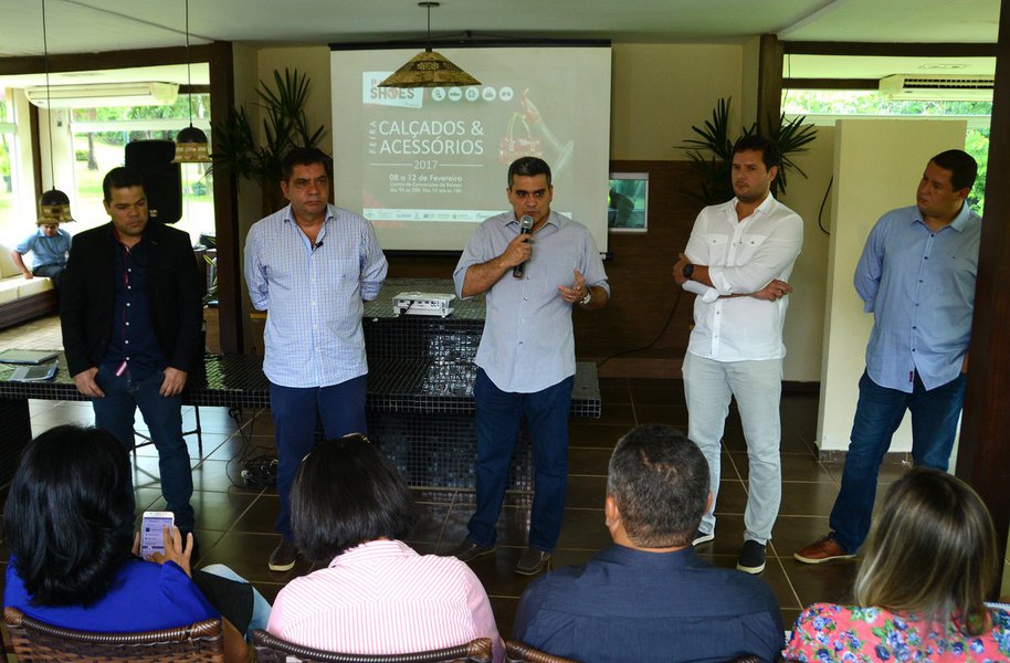 O prefeito de Palmas, Carlos Amastha, anunciou a nova estrutura administrativa municipal. Dentes elas estão a criação de uma subprefeitura na região sul de Palmas, a criação de uma agência de controle das concessionárias como água e energia, e da estrutura do Instituto 20 de maio; "Depois de quatro anos estamos implantado uma nova estrutura e retomando alguns serviços, de acordo com as necessidades da cidade e que achamos que podem melhorar no atendimento prestado à população", disse o chefe do executivo municipal em coletiva de imprensa (Foto: Leonardo Lucena) O prefeito de Palmas, Carlos Amastha, anunciou a nova estrutura administrativa municipal. Dentes elas estão a criação de uma subprefeitura na região sul de Palmas, a criação de uma agência de controle das concessionárias como água e energia, e da estrutura do Instituto 20 de maio; "Depois de quatro anos estamos implantado uma nova estrutura e retomando alguns serviços, de acordo com as necessidades da cidade e que achamos que podem melhorar no atendimento prestado à população", disse o chefe do executivo municipal em coletiva de imprensa