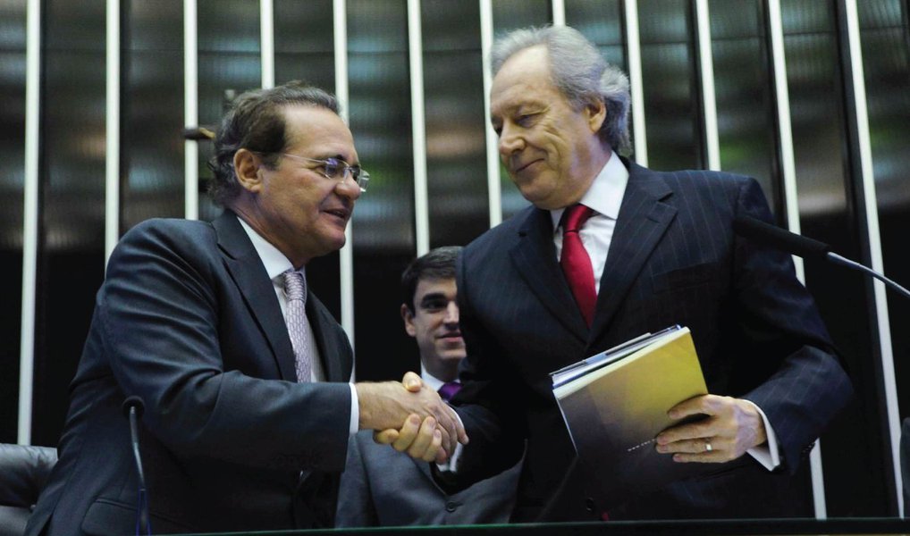 Os presidentes do Supremo Tribunal Federal, Ricardo Lewandowski, e do Senado, Renan Calheiros (PMDB-AL), anunciaram nesta segunda (18) que vão compor conjuntamente um roteiro para determinar os próximos passos do processo do impeachment da presidente Dilma Rousseff; o roteiro será primeiro elaborado entre as assessorias jurídicas dos dois órgãos; depois, o documento será submetido a todos os ministros do próprio STF; “Como presidente do Senado nós vamos observar todos os prazos, garantir direito de defesa, processo legal e eu vou, como presidente do Senado, em todos os momentos, manter a isenção e a neutralidade", disse Renan (Foto: Valter Lima) Os presidentes do Supremo Tribunal Federal, Ricardo Lewandowski, e do Senado, Renan Calheiros (PMDB-AL), anunciaram nesta segunda (18) que vão compor conjuntamente um roteiro para determinar os próximos passos do processo do impeachment da presidente Dilma Rousseff; o roteiro será primeiro elaborado entre as assessorias jurídicas dos dois órgãos; depois, o documento será submetido a todos os ministros do próprio STF; “Como presidente do Senado nós vamos observar todos os prazos, garantir direito de defesa, processo legal e eu vou, como presidente do Senado, em todos os momentos, manter a isenção e a neutralidade", disse Renan