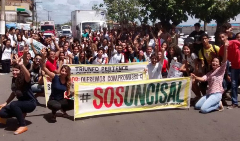 Estudantes da Universidade de Ciências da Saúde de Alagoas (Uncisal) fizeram um protesto, na própria instituição, para cobrar o pagamento de uma bolsa que auxilia cerca de 200 alunos de baixa renda, o que ainda não foi feito este ano; são alunos que comprovaram através de documentos e entrevistas vulnerabilidade financeira e receberiam R$ 400 por mês (Foto: Voney Malta) Estudantes da Universidade de Ciências da Saúde de Alagoas (Uncisal) fizeram um protesto, na própria instituição, para cobrar o pagamento de uma bolsa que auxilia cerca de 200 alunos de baixa renda, o que ainda não foi feito este ano; são alunos que comprovaram através de documentos e entrevistas vulnerabilidade financeira e receberiam R$ 400 por mês