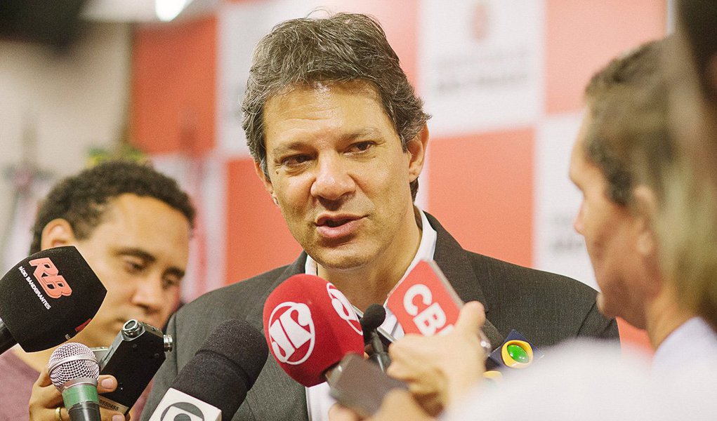 A partir desta quarta-feira, 24, todos os contratos firmados pela Prefeitura de São Paulo terão uma "cláusula anticorrupção"; determinação consta em decreto assinado eplo prefeito Fernando Haddad (PT); "Funciona como motivo para a rescisão rápida do contrato. É isso que vem sendo usado pelas grandes empresas do mundo em suas políticas anticorrupção", afirmou o controlador-geral do Município, Roberto Porto (Foto: Aquiles Lins) A partir desta quarta-feira, 24, todos os contratos firmados pela Prefeitura de São Paulo terão uma "cláusula anticorrupção"; determinação consta em decreto assinado eplo prefeito Fernando Haddad (PT); "Funciona como motivo para a rescisão rápida do contrato. É isso que vem sendo usado pelas grandes empresas do mundo em suas políticas anticorrupção", afirmou o controlador-geral do Município, Roberto Porto