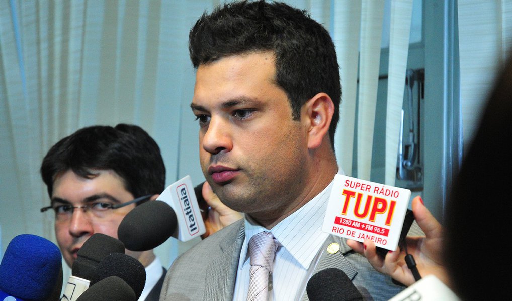 O líder do PMDB na Câmara, Leonardo Picciani (RJ), afirmou nesta quarta (23) que "O PMDB é um partido que defende a democracia e quem defende a democracia defende o resultado das urnas"; Picciani ironizou a força da oposição em sua empreitada em defesa do impedimento de Dilma e disse que a apreciação dos vetos presidenciais foi um termômetro mais exato disso; “Os defensores da tese do impeachment diziam ter 280, 300 deputados favoráveis à tese e calibraram essa discussão durante a votação do veto, tentando já impor esse número nessa primeira votação e só obtiveram 180 votos", ressaltou (Foto: Valter Lima) O líder do PMDB na Câmara, Leonardo Picciani (RJ), afirmou nesta quarta (23) que "O PMDB é um partido que defende a democracia e quem defende a democracia defende o resultado das urnas"; Picciani ironizou a força da oposição em sua empreitada em defesa do impedimento de Dilma e disse que a apreciação dos vetos presidenciais foi um termômetro mais exato disso; “Os defensores da tese do impeachment diziam ter 280, 300 deputados favoráveis à tese e calibraram essa discussão durante a votação do veto, tentando já impor esse número nessa primeira votação e só obtiveram 180 votos", ressaltou