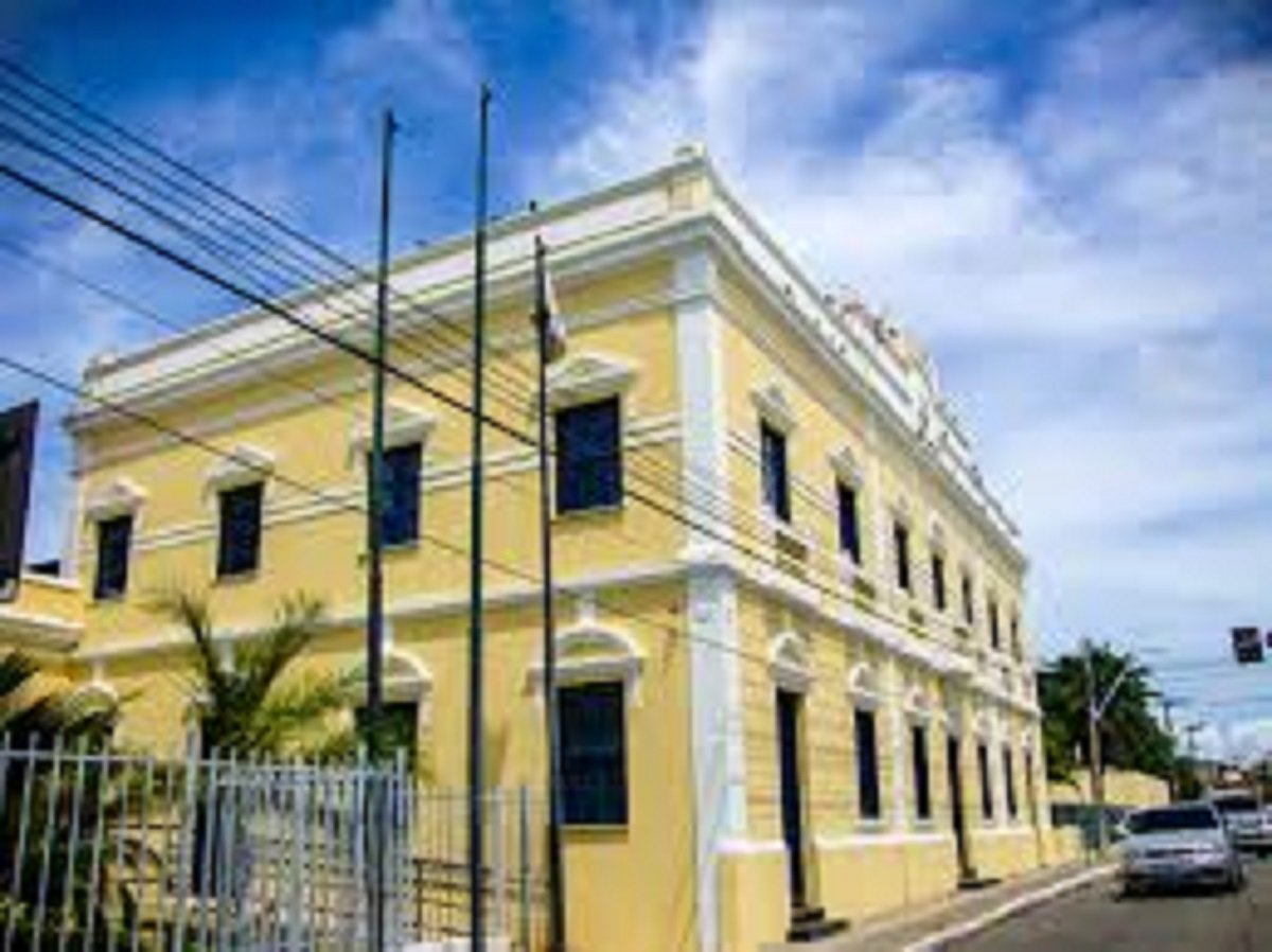 A Prefeitura de Fortaleza anunciou ontem(23), um corte de 30% nas despesas com terceirizados, que devem representar uma economia R$ 130 milhões aos cofres públicos. Além disso, também serão cortadas outras despesas com pessoal. As medidas integram o pacote de racionalização e otimização de gastos com pessoal e custeio da máquina pública. A estimativa é que as medidas representem uma economia de R$ 250 milhões este ano (Foto: Fatima 247) A Prefeitura de Fortaleza anunciou ontem(23), um corte de 30% nas despesas com terceirizados, que devem representar uma economia R$ 130 milhões aos cofres públicos. Além disso, também serão cortadas outras despesas com pessoal. As medidas integram o pacote de racionalização e otimização de gastos com pessoal e custeio da máquina pública. A estimativa é que as medidas representem uma economia de R$ 250 milhões este ano