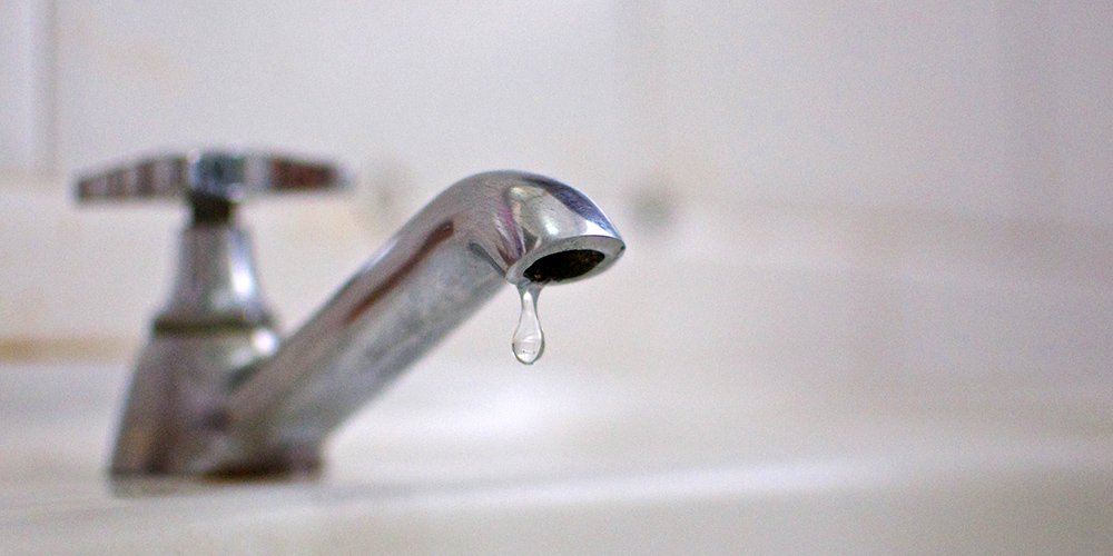 A Promotoria de Justiça de Defesa do Meio Ambiente de Porto Alegre abriu inquérito para acompanhar as ações do poder público sobre as alterações na água que chega às casas dos porto-alegrenses; há mais de um mês, há reclamações por parte da população sobre cheiro e sabor ruins, mas ainda não há confirmação por parte de órgãos da Prefeitura sobre o que está causando as alterações; “Agora nós vamos começar a acompanhar as ações do poder público. A partir daí, contribuir no que for necessário e apurar eventuais irregularidades”, afirma a promotora Josiane Camejo, salientando que o processo ainda está em fase inicial (Foto: Leonardo Lucena) A Promotoria de Justiça de Defesa do Meio Ambiente de Porto Alegre abriu inquérito para acompanhar as ações do poder público sobre as alterações na água que chega às casas dos porto-alegrenses; há mais de um mês, há reclamações por parte da população sobre cheiro e sabor ruins, mas ainda não há confirmação por parte de órgãos da Prefeitura sobre o que está causando as alterações; “Agora nós vamos começar a acompanhar as ações do poder público. A partir daí, contribuir no que for necessário e apurar eventuais irregularidades”, afirma a promotora Josiane Camejo, salientando que o processo ainda está em fase inicial