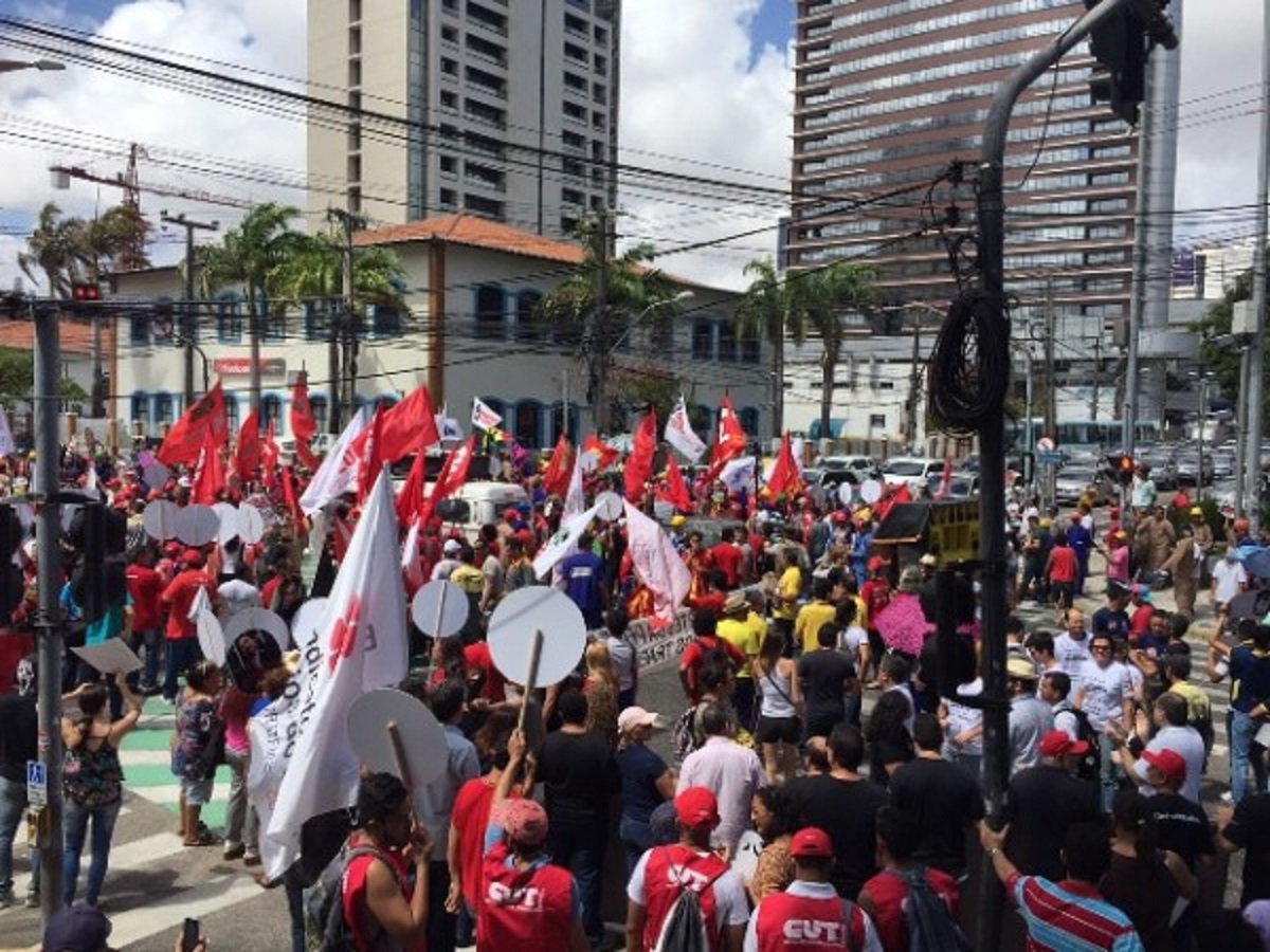 Cerca de cinco mil pessoas participaram do ato unificado do Dia Nacional de Lutas, Greves, Paralisações e Protestos contra a PEC 55, em Fortaleza, na manhã de hoje, organizado pelas principais centrais sindicais e diversos movimentos sociais. Os manifestantes ocuparam a Praça Portugal e depois caminharam até o cruzamento das avenidas Desembargador Moreira e Santos Dumont,onde funcionam as principais agências bancárias do país, além do escritório político do senador Eunício Oliveira (PMDB-CE), relator da PEC 55 no Senado (Foto: Fatima 247) Cerca de cinco mil pessoas participaram do ato unificado do Dia Nacional de Lutas, Greves, Paralisações e Protestos contra a PEC 55, em Fortaleza, na manhã de hoje, organizado pelas principais centrais sindicais e diversos movimentos sociais. Os manifestantes ocuparam a Praça Portugal e depois caminharam até o cruzamento das avenidas Desembargador Moreira e Santos Dumont,onde funcionam as principais agências bancárias do país, além do escritório político do senador Eunício Oliveira (PMDB-CE), relator da PEC 55 no Senado