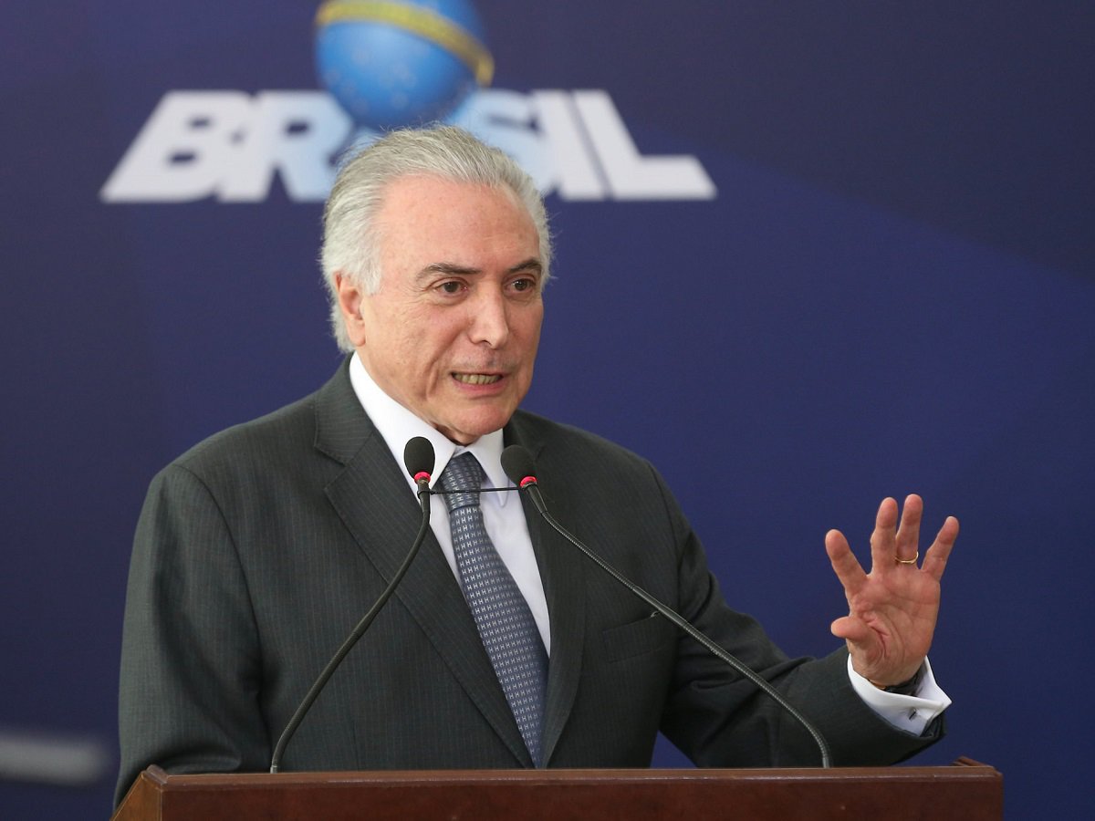 Michel Temer diz que a reforma da Previdência deverá prever o pagamento de um "bônus" ou "abono" para quem tiver contribuído por mais tempo ao se aposentar com a idade mínima de 65 anos; "Pode criar um bônus, um abono, em função da permanência no serviço, seja no serviço público ou na iniciativa privada. Eu acho que essa é uma regra de justiça. Quem contribuiu mais deve receber mais", afirma Temer em entrevista ao jornalista Kennedy Alencar, do SBT; assista (Foto: Romulo Faro) Michel Temer diz que a reforma da Previdência deverá prever o pagamento de um "bônus" ou "abono" para quem tiver contribuído por mais tempo ao se aposentar com a idade mínima de 65 anos; "Pode criar um bônus, um abono, em função da permanência no serviço, seja no serviço público ou na iniciativa privada. Eu acho que essa é uma regra de justiça. Quem contribuiu mais deve receber mais", afirma Temer em entrevista ao jornalista Kennedy Alencar, do SBT; assista
