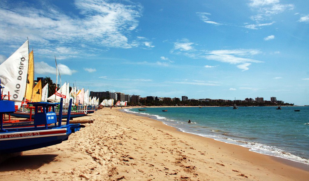 A Prefeitura de Maceió publicou decreto que regulamenta os locais de entrada e saída de embarcações de esportes e de recreação em trechos da orla da capital; apenas dois pontos na praia da Pajuçara foram destinados para a atividade; porém, caso haja necessidade de ampliar estes espaços, a prefeitura irá destiná-los em comum acordo com a Capitania dos Portos de Alagoas (Foto: Voney Malta) A Prefeitura de Maceió publicou decreto que regulamenta os locais de entrada e saída de embarcações de esportes e de recreação em trechos da orla da capital; apenas dois pontos na praia da Pajuçara foram destinados para a atividade; porém, caso haja necessidade de ampliar estes espaços, a prefeitura irá destiná-los em comum acordo com a Capitania dos Portos de Alagoas