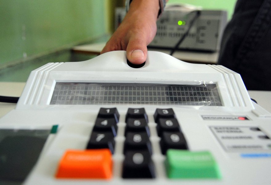 A prorrogação atinge 25 dos 46 municípios cearenses onde a eleição para a escolha de novos prefeitos e vereadores será realizada por meio de identificação biométrica nas urnas eletrônicas. Os eleitores de Fortaleza não estão obrigados a realizar o recadastramento eleitoral com coleta de dados biométricos para as eleições de 2016 (Foto: Fatima 247) A prorrogação atinge 25 dos 46 municípios cearenses onde a eleição para a escolha de novos prefeitos e vereadores será realizada por meio de identificação biométrica nas urnas eletrônicas. Os eleitores de Fortaleza não estão obrigados a realizar o recadastramento eleitoral com coleta de dados biométricos para as eleições de 2016