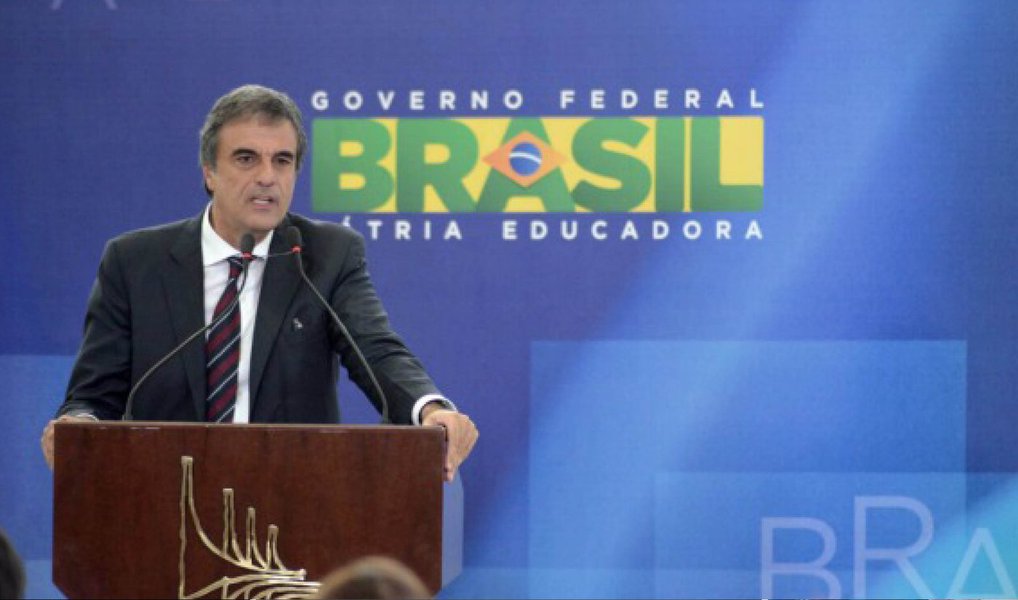 "Não é possível que conversas telefônicas que poderiam envolver eventuais informações a serem investigadas não sejam remetidas ao Supremo Tribunal Federal. E mais: divulgadas à imprensa", criticou o advogado-geral da União, José Eduardo Cardozo, em encontro com juristas em defesa da legalidade e da democracia; ministro também afirmou entrará com uma ação junto ao STF para que a corte defina os limites das autoridades públicas em relação a inviolabilidade do sigilo telefônico; sobre o processo de impeachment, disse ser "clamorosamente ofensivo à Constituição" (Foto: Aquiles Lins) "Não é possível que conversas telefônicas que poderiam envolver eventuais informações a serem investigadas não sejam remetidas ao Supremo Tribunal Federal. E mais: divulgadas à imprensa", criticou o advogado-geral da União, José Eduardo Cardozo, em encontro com juristas em defesa da legalidade e da democracia; ministro também afirmou entrará com uma ação junto ao STF para que a corte defina os limites das autoridades públicas em relação a inviolabilidade do sigilo telefônico; sobre o processo de impeachment, disse ser "clamorosamente ofensivo à Constituição"