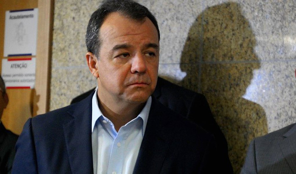 Em nota divulgada hoje (17), a Receita Federal estima que poderá arrecadar R$ 450 milhões em tributos e multas com base na estimativa de que houve cobrança de propina e lavagem de dinheiro, entre outros crimes, que chegam a R$ 224 milhões investigados na Operação Calicute; foram cumpridos 38 mandados de busca e apreensão, oito mandados de prisão preventiva, dois de prisão temporária e 14 de condução coercitiva expedidos pela 7ª Vara Federal Criminal do Rio de Janeiro, além de 14 mandados de busca e apreensão, dois de prisão preventiva e um de prisão temporária expedidos pela 13ª Vara Federal de Curitiba; um dos presos foi o ex-governador Sergio Cabral (Foto: Leonardo Attuch) Em nota divulgada hoje (17), a Receita Federal estima que poderá arrecadar R$ 450 milhões em tributos e multas com base na estimativa de que houve cobrança de propina e lavagem de dinheiro, entre outros crimes, que chegam a R$ 224 milhões investigados na Operação Calicute; foram cumpridos 38 mandados de busca e apreensão, oito mandados de prisão preventiva, dois de prisão temporária e 14 de condução coercitiva expedidos pela 7ª Vara Federal Criminal do Rio de Janeiro, além de 14 mandados de busca e apreensão, dois de prisão preventiva e um de prisão temporária expedidos pela 13ª Vara Federal de Curitiba; um dos presos foi o ex-governador Sergio Cabral