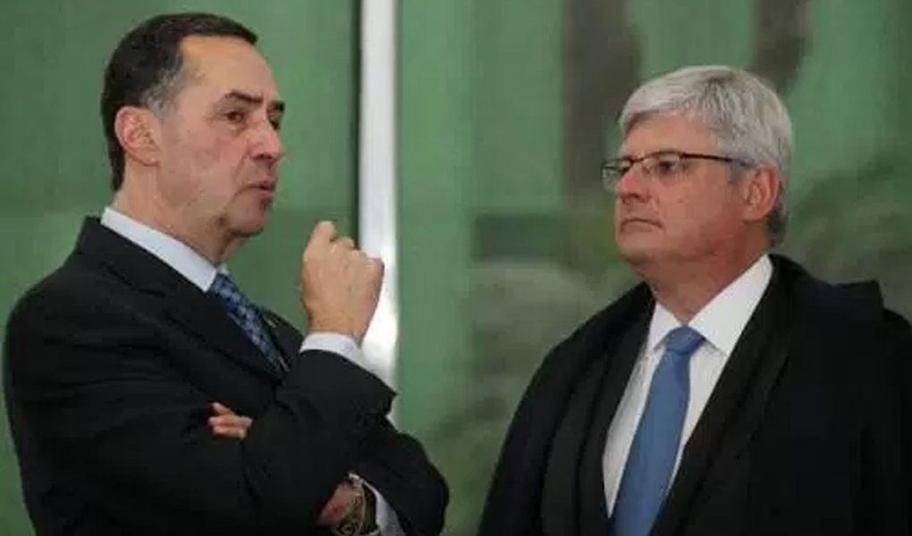 Depois de o ministro Luís Roberto Barroso, do Supremo, defender a privatização da Universidade Estadual do Rio de Janeiro, a UERJ, o procurador-geral da República Rodrigo Janot, no retorno de Davos, também defendeu o fim das aposentadorias (Foto: Esmael Morais) Depois de o ministro Luís Roberto Barroso, do Supremo, defender a privatização da Universidade Estadual do Rio de Janeiro, a UERJ, o procurador-geral da República Rodrigo Janot, no retorno de Davos, também defendeu o fim das aposentadorias