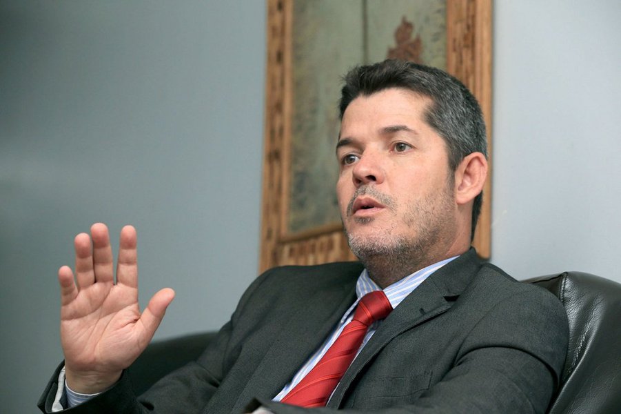 Em novas declarações, deputado Waldir Soares afirmou que pode sair do partido, caso se sinta desprestigiado. "Esclareço que, antes de tomar qualquer decisão, vou ter uma longa conversa com o governador Marconi Perillo. Ele quer conversar comigo e eu quero conversar com ele. Mas procede que, se a cúpula do PSDB barrar minha candidatura, com qualquer tipo de tática, saio e disputo mandato por outro partido", declarou ao Jornal Opção; Waldir caminha para trocar o PSDB pelo Partido da Mulher Brasileira (PMB), que, de acordo com o deputado, banca sua candidata para prefeito de Goiânia (Foto: Realle Palazzo-Martini) Em novas declarações, deputado Waldir Soares afirmou que pode sair do partido, caso se sinta desprestigiado. "Esclareço que, antes de tomar qualquer decisão, vou ter uma longa conversa com o governador Marconi Perillo. Ele quer conversar comigo e eu quero conversar com ele. Mas procede que, se a cúpula do PSDB barrar minha candidatura, com qualquer tipo de tática, saio e disputo mandato por outro partido", declarou ao Jornal Opção; Waldir caminha para trocar o PSDB pelo Partido da Mulher Brasileira (PMB), que, de acordo com o deputado, banca sua candidata para prefeito de Goiânia