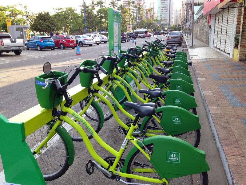 Quatro novas estações do Bicicletar começam a funcionar a partir de 5h deste sábado (24), nos bairros Parquelândia, São Gerardo e Amadeu Furtado. Até o fim do mês serão implantadas mais oito, e outras oito em novembro, totalizando as 20 novas estações de bicicletas compartilhadas anunciadas pela Prefeitura de Fortaleza (Foto: Rodrigo Rocha) Quatro novas estações do Bicicletar começam a funcionar a partir de 5h deste sábado (24), nos bairros Parquelândia, São Gerardo e Amadeu Furtado. Até o fim do mês serão implantadas mais oito, e outras oito em novembro, totalizando as 20 novas estações de bicicletas compartilhadas anunciadas pela Prefeitura de Fortaleza
