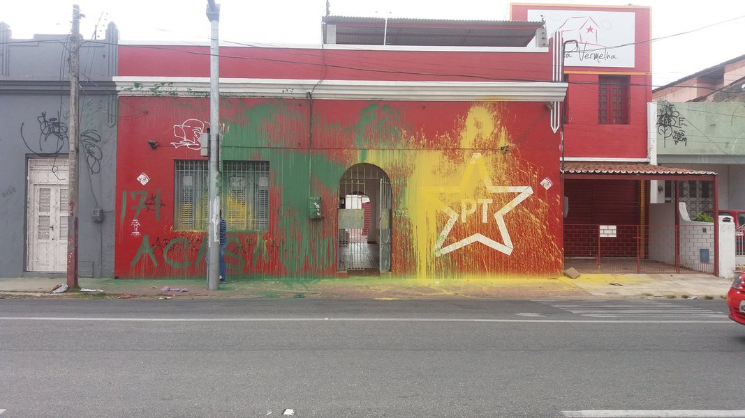A sede do PT Ceará foi alvo de atos de vandalismo na madrugada desta sexta (11). As câmeras de segurança do local flagraram a chegada de dois motoqueiros que despejaram tintas verde e amarela na fachada e pintaram nos muros os dizeres “171” e “A casa caiu”. O presidente estadual do partido, Fco. de Assis Diniz, manifestou sua indignação e preocupação com o ocorrido. “Foi com tinta, mas poderia ser com uma bomba. É muito grave, um atentado à democracia” (Foto: Rodrigo Rocha) A sede do PT Ceará foi alvo de atos de vandalismo na madrugada desta sexta (11). As câmeras de segurança do local flagraram a chegada de dois motoqueiros que despejaram tintas verde e amarela na fachada e pintaram nos muros os dizeres “171” e “A casa caiu”. O presidente estadual do partido, Fco. de Assis Diniz, manifestou sua indignação e preocupação com o ocorrido. “Foi com tinta, mas poderia ser com uma bomba. É muito grave, um atentado à democracia”