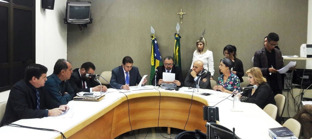 Comissão de Constituição e Justiça (CCJ) aprovou, na manhã desta quarta-feira (25), o projeto de lei do Executivo que trata da revisão da Planta de Valores Imobiliários de Goiânia, aumentando o IPTU/ITU em até 25%; matéria, que recebeu duas emendas do líder do prefeito, Carlos Soares (PT), obteve quatro votos favoráveis e dois contrários; presidente da CCJ, vereador Elias Vaz Elias argumentou que o projeto é inoportuno em função da crise econômica; e acrescentou: “Ele penaliza algumas regiões como o Centro, Fama e Campinas, onde muitos serão atingidos pela maior faixa de aumento”; projeto agora deve ser votado em plenário nesta quinta-feira (Foto: José Barbacena) Comissão de Constituição e Justiça (CCJ) aprovou, na manhã desta quarta-feira (25), o projeto de lei do Executivo que trata da revisão da Planta de Valores Imobiliários de Goiânia, aumentando o IPTU/ITU em até 25%; matéria, que recebeu duas emendas do líder do prefeito, Carlos Soares (PT), obteve quatro votos favoráveis e dois contrários; presidente da CCJ, vereador Elias Vaz Elias argumentou que o projeto é inoportuno em função da crise econômica; e acrescentou: “Ele penaliza algumas regiões como o Centro, Fama e Campinas, onde muitos serão atingidos pela maior faixa de aumento”; projeto agora deve ser votado em plenário nesta quinta-feira