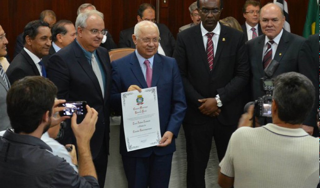 O ministro do Supremo Tribunal Federal (STF) Teori Zavascki disse em visita a Ribeirão Preto (SP) nesta sexta (18) que o poder judiciário deve agir com serenidade, prudência e discrição, e que o papel dos juízes "é o de resolver conflitos, não é o de criar conflitos"; mesmo sem citar o nome do juiz Sérgio Moro ou fazer menção aos fatos recentes envolvendo a Operação Lava Jato, afirmou em discurso que “os juízes não são protagonistas” e não cabe a eles resolverem crises políticas ou econômicas (Foto: Valter Lima) O ministro do Supremo Tribunal Federal (STF) Teori Zavascki disse em visita a Ribeirão Preto (SP) nesta sexta (18) que o poder judiciário deve agir com serenidade, prudência e discrição, e que o papel dos juízes "é o de resolver conflitos, não é o de criar conflitos"; mesmo sem citar o nome do juiz Sérgio Moro ou fazer menção aos fatos recentes envolvendo a Operação Lava Jato, afirmou em discurso que “os juízes não são protagonistas” e não cabe a eles resolverem crises políticas ou econômicas