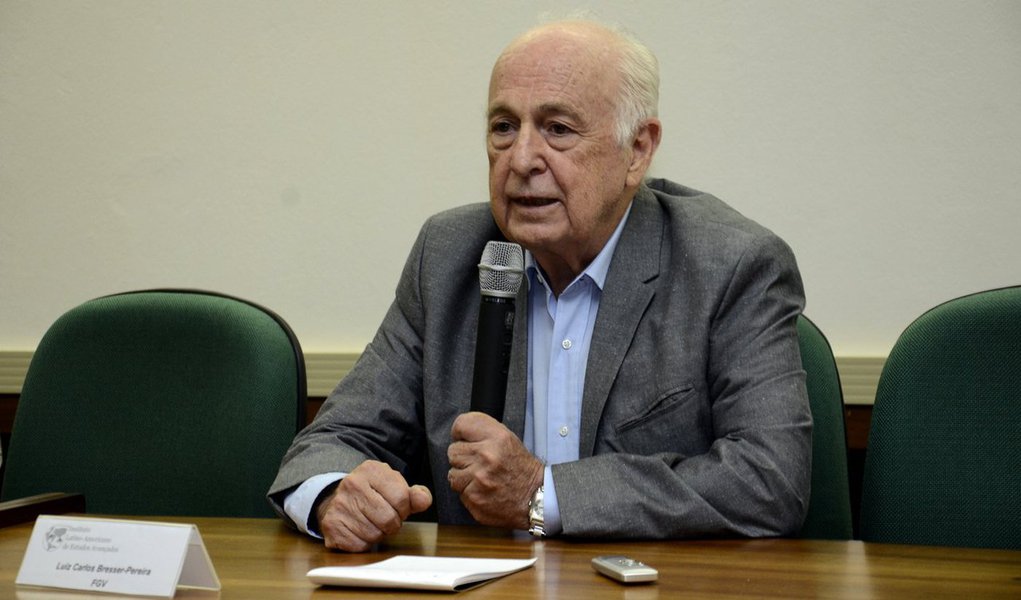 Ex-ministro da Fazenda Luiz Carlos Bresser-Pereira avalia que a presidente Dilma Rousseff vai sair vitoriosa do processo de impeachment: “Eu acho que ele nasce morto. Já sabíamos que ele não tinha base jurídica razoável. A presidente tem muitos defeitos e dificuldades, mas não cometeu crime nenhum. É uma mulher de alta dignidade. Esse pedido de impeachment nasce de uma chantagem feita pelo Eduardo Cunha e, portanto, é moralmente muito prejudicado” (Foto: Roberta Namour) Ex-ministro da Fazenda Luiz Carlos Bresser-Pereira avalia que a presidente Dilma Rousseff vai sair vitoriosa do processo de impeachment: “Eu acho que ele nasce morto. Já sabíamos que ele não tinha base jurídica razoável. A presidente tem muitos defeitos e dificuldades, mas não cometeu crime nenhum. É uma mulher de alta dignidade. Esse pedido de impeachment nasce de uma chantagem feita pelo Eduardo Cunha e, portanto, é moralmente muito prejudicado”