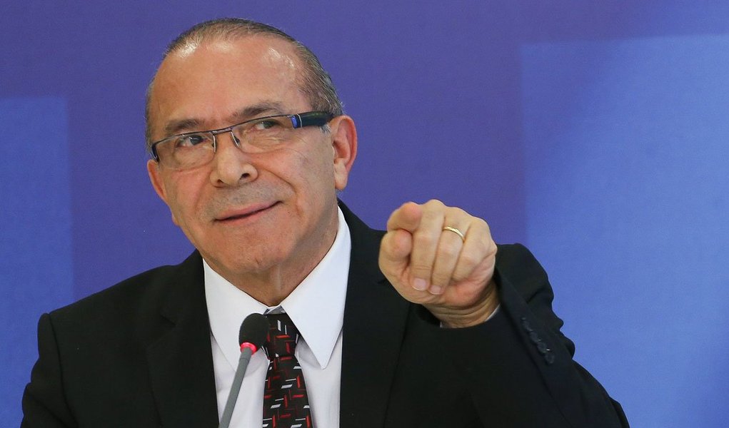 Colunista Natuza Nery, do Painel, da Folha neste sábado, 5, mostra que o PMDB que integra o governo avalia a decisão de Eliseu Padilha de deixar a Aviação Civil é um "sinal claro" de que o ministro para pavimentar o impeachment em prol do vice; "O governo tenta evitar o êxodo do PMDB porque sabe que uma debandada agora alimentaria a ideia de isolamento", diz a jornalista (Foto: Aquiles Lins) Colunista Natuza Nery, do Painel, da Folha neste sábado, 5, mostra que o PMDB que integra o governo avalia a decisão de Eliseu Padilha de deixar a Aviação Civil é um "sinal claro" de que o ministro para pavimentar o impeachment em prol do vice; "O governo tenta evitar o êxodo do PMDB porque sabe que uma debandada agora alimentaria a ideia de isolamento", diz a jornalista