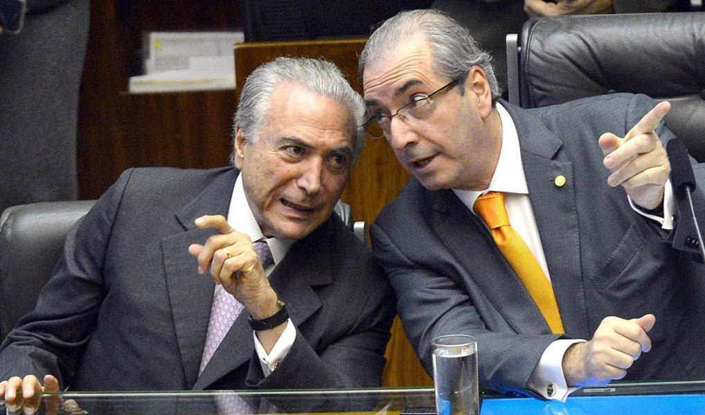 Deputados de partidos que já indicaram voto a favor do impeachment, como o PSB e o PSD, tentam articular em suas legendas um movimento para aumentar o número de abstenções e impedir a aprovação da saída de Dilma Rousseff do governo; a justificativa para não votar a favor do impeachment seria a de que a alternativa à presidente –o chamado "governo Temer/Cunha" seria pior do que a de deixar a petista no comando do país; a ideia é que pelo menos 20 deputados se retirem do plenário, no domingo, alegando que não podem votar numa sessão presidida por Cunha (Foto: Valter Lima) Deputados de partidos que já indicaram voto a favor do impeachment, como o PSB e o PSD, tentam articular em suas legendas um movimento para aumentar o número de abstenções e impedir a aprovação da saída de Dilma Rousseff do governo; a justificativa para não votar a favor do impeachment seria a de que a alternativa à presidente –o chamado "governo Temer/Cunha" seria pior do que a de deixar a petista no comando do país; a ideia é que pelo menos 20 deputados se retirem do plenário, no domingo, alegando que não podem votar numa sessão presidida por Cunha
