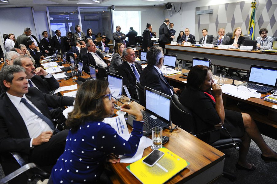 Bancada de senadores da oposição vai apresentar nesta quarta-feira, 9, um substitutivo à PEC 55; alternativa elaborada pelos senadores Roberto Requião (PMDB-PR) e Gleisi Hoffmann (PT-PR) conciliaria a manutenção dos serviços públicos com a melhora na estrutura tributária, sem descuidar do controle da dívida pública; entre os itens que serão apresentados estão a manutenção da política de valorização do salário mínimo e a progressividade na criação e a alteração de impostos; ideia é "não constitucionalizar a política econômica, ainda mais por um período longo e com efeito recessivo", evitando a queda das despesas sociais; "Não estamos propondo aumento de impostos, mas propomos justiça tributária", afirmou Vanessa Gazziotin (PCdoB-AM) (Foto: Aquiles Lins) Bancada de senadores da oposição vai apresentar nesta quarta-feira, 9, um substitutivo à PEC 55; alternativa elaborada pelos senadores Roberto Requião (PMDB-PR) e Gleisi Hoffmann (PT-PR) conciliaria a manutenção dos serviços públicos com a melhora na estrutura tributária, sem descuidar do controle da dívida pública; entre os itens que serão apresentados estão a manutenção da política de valorização do salário mínimo e a progressividade na criação e a alteração de impostos; ideia é "não constitucionalizar a política econômica, ainda mais por um período longo e com efeito recessivo", evitando a queda das despesas sociais; "Não estamos propondo aumento de impostos, mas propomos justiça tributária", afirmou Vanessa Gazziotin (PCdoB-AM)