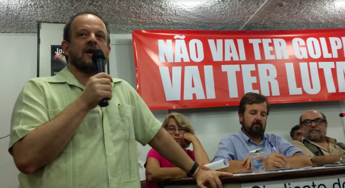 Alvo de condução coercitiva no dia 1° de abril, pela Operação Lava Jato, jornalista diz que "a escalada da operação Lava Jato, que fornece combustível pra ofensiva conservadora, é baseada na criação de fatos que permitem alimentar a conspiração de direita, o golpe constitucional que tramam no Parlamento e no Tribunal Superior Eleitoral"; discurso foi feito em ato no Sindicato dos Jornalistas do Estado de São Paulo; assista (Foto: Gisele Federicce) Alvo de condução coercitiva no dia 1° de abril, pela Operação Lava Jato, jornalista diz que "a escalada da operação Lava Jato, que fornece combustível pra ofensiva conservadora, é baseada na criação de fatos que permitem alimentar a conspiração de direita, o golpe constitucional que tramam no Parlamento e no Tribunal Superior Eleitoral"; discurso foi feito em ato no Sindicato dos Jornalistas do Estado de São Paulo; assista
