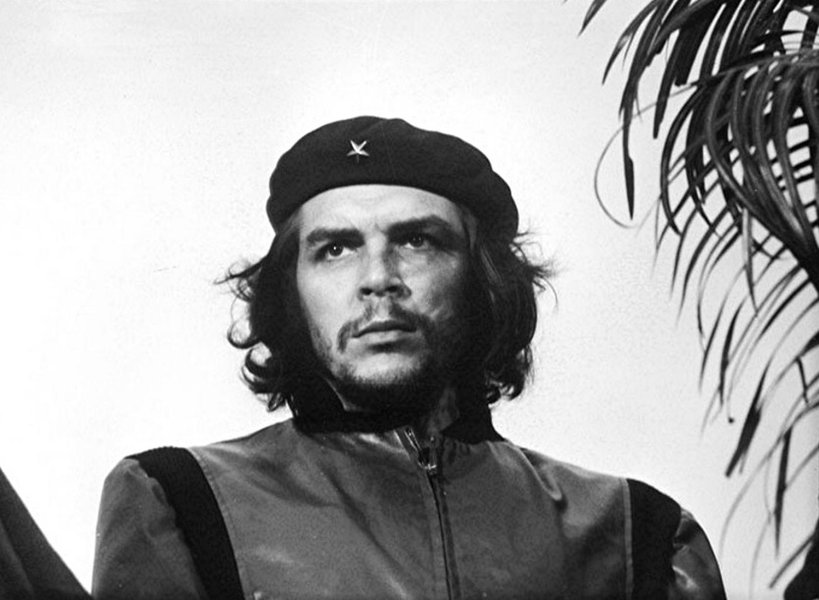 O governo boliviano lembrou neste sábado os 49 anos da morte do guerrilheiro Ernesto Che Guevara, com a inauguração de um centro cultural no povoado de Vallegrande (leste), onde seus restos mortais foram encontrados em 1997, e anunciou grandes celebrações para os 50 anos de sua execução; assistiram ao ato o presidente Evo Morales - que afirmou que o Che é um ícone mundial - e o ministro da Cultura de Cuba, Abel Prieto; "Estamos aqui para informar sobre este centro de interpretação dos ideais, de valores, de compromissos ideológicos, políticos e programáticos do Che; é, como dizemos, um museu", afirmou o presidente em seu discurso (Foto: Romulo Faro) O governo boliviano lembrou neste sábado os 49 anos da morte do guerrilheiro Ernesto Che Guevara, com a inauguração de um centro cultural no povoado de Vallegrande (leste), onde seus restos mortais foram encontrados em 1997, e anunciou grandes celebrações para os 50 anos de sua execução; assistiram ao ato o presidente Evo Morales - que afirmou que o Che é um ícone mundial - e o ministro da Cultura de Cuba, Abel Prieto; "Estamos aqui para informar sobre este centro de interpretação dos ideais, de valores, de compromissos ideológicos, políticos e programáticos do Che; é, como dizemos, um museu", afirmou o presidente em seu discurso