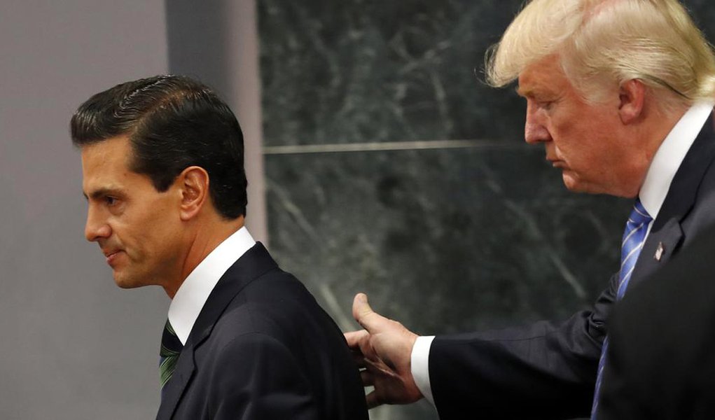 Presidente do México, Enrique Peña Nieto, reafirmou que seu país não pagará pelo muro que o norte-americano Donald Trump ordenou que seja construído na fronteira visando conter a imigração ilegal; Peña Nieto exigiu "respeito" dos Estados Unidos (EUA) com o México, "uma nação soberana"; "O México não acredita em muros, disse isso mais de uma vez. O México não pagará por nenhum muro", afirmou Peña Nieto; segundo analistas, o muro tem custo estimado em US$ 12 bilhões e Trump já ameaçou confiscar remessas de mexicanos que vivem nos EUA, caso o país vizinho se nege a pagar pela obra (Foto: Paulo Emílio) Presidente do México, Enrique Peña Nieto, reafirmou que seu país não pagará pelo muro que o norte-americano Donald Trump ordenou que seja construído na fronteira visando conter a imigração ilegal; Peña Nieto exigiu "respeito" dos Estados Unidos (EUA) com o México, "uma nação soberana"; "O México não acredita em muros, disse isso mais de uma vez. O México não pagará por nenhum muro", afirmou Peña Nieto; segundo analistas, o muro tem custo estimado em US$ 12 bilhões e Trump já ameaçou confiscar remessas de mexicanos que vivem nos EUA, caso o país vizinho se nege a pagar pela obra