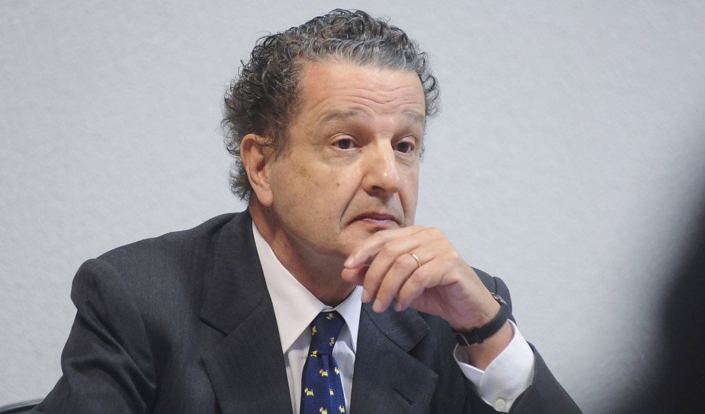 Jornalista, que na semana passada se posicionou contra o impeachment da presidente Dilma, foi alvo de xingamentos e ameaças de quatro mascarados - um deles com a camisa da CBF - na porta de sua casa nesta madrugada; "Com buzinas nas mãos, xingavam: 'Juca Kfouri, maldito, fdp, petista!'", conta ele, acrescentando que "na segunda-feira retrasada já tinham feito o mesmo, com dois carros, e eram oito" (Foto: Gisele Federicce) Jornalista, que na semana passada se posicionou contra o impeachment da presidente Dilma, foi alvo de xingamentos e ameaças de quatro mascarados - um deles com a camisa da CBF - na porta de sua casa nesta madrugada; "Com buzinas nas mãos, xingavam: 'Juca Kfouri, maldito, fdp, petista!'", conta ele, acrescentando que "na segunda-feira retrasada já tinham feito o mesmo, com dois carros, e eram oito"