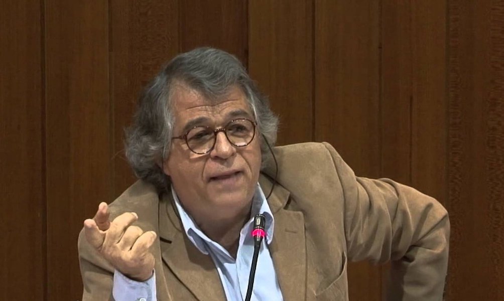 Professor Sociologia do Trabalho da Unicamp Ricardo Antunes avalia que a reforma proposta por Michel Temer vai enfraquecer os direitos trabalhistas dos brasileiros; "Em clara sintonia com a formulação da CNI, o documento Uma Ponte para o Futuro, do PMDB de Michel Temer, defende a aprovação imediata do "negociado sobre o legislado" nas relações de trabalho. Se isso se efetivar, será finalmente quebrada a espinha dorsal da CLT, em um período cujo desemprego explosivo já está na casa dos 12 milhões de trabalhadores, segundo os últimos dados do IBGE", analisa Antunes (Foto: Romulo Faro) Professor Sociologia do Trabalho da Unicamp Ricardo Antunes avalia que a reforma proposta por Michel Temer vai enfraquecer os direitos trabalhistas dos brasileiros; "Em clara sintonia com a formulação da CNI, o documento Uma Ponte para o Futuro, do PMDB de Michel Temer, defende a aprovação imediata do "negociado sobre o legislado" nas relações de trabalho. Se isso se efetivar, será finalmente quebrada a espinha dorsal da CLT, em um período cujo desemprego explosivo já está na casa dos 12 milhões de trabalhadores, segundo os últimos dados do IBGE", analisa Antunes