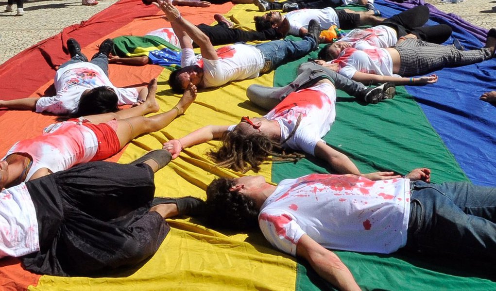 "Enquanto os americanos debatem vigorosamente como responder ao massacre em uma boate gay em Orlando, Flórida, os brasileiros enfrentam sua própria epidemia de violência homofóbica, que rendeu ao Brasil a infame classificação de lugar mais mortífero do mundo para lésbicas, gays, bissexuais e pessoas transgênero", diz trecho da reportagem; matéria destaca que o machismo associado ao desemprego e ao aumento do conservadorismo evengélico, tanto na populaçao como na política, estão entre as causas da onda homofóbica brasileira (Foto: Paulo Emílio) "Enquanto os americanos debatem vigorosamente como responder ao massacre em uma boate gay em Orlando, Flórida, os brasileiros enfrentam sua própria epidemia de violência homofóbica, que rendeu ao Brasil a infame classificação de lugar mais mortífero do mundo para lésbicas, gays, bissexuais e pessoas transgênero", diz trecho da reportagem; matéria destaca que o machismo associado ao desemprego e ao aumento do conservadorismo evengélico, tanto na populaçao como na política, estão entre as causas da onda homofóbica brasileira