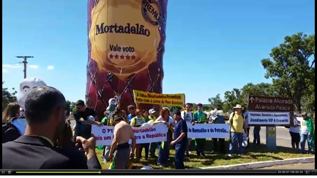 Terminou com confusão um protesto em frente ao hotel onde o ex-presidente Luiz Inácio Lula da Silva está hospedado em Brasília; o hotel fica a cerca de 100 metros da entrada do Palácio da Alvorada, onde a presidente Dilma se reuníu com aliados; viaturas da polícia chegaram ao local; o governo do Distrito Federal resolveu colocar um muro na Esplanada dos Ministérios para separar manifestantes contra e pró impeachment, com o objetivo de evitar conflitos (Foto: Leonardo Lucena) Terminou com confusão um protesto em frente ao hotel onde o ex-presidente Luiz Inácio Lula da Silva está hospedado em Brasília; o hotel fica a cerca de 100 metros da entrada do Palácio da Alvorada, onde a presidente Dilma se reuníu com aliados; viaturas da polícia chegaram ao local; o governo do Distrito Federal resolveu colocar um muro na Esplanada dos Ministérios para separar manifestantes contra e pró impeachment, com o objetivo de evitar conflitos