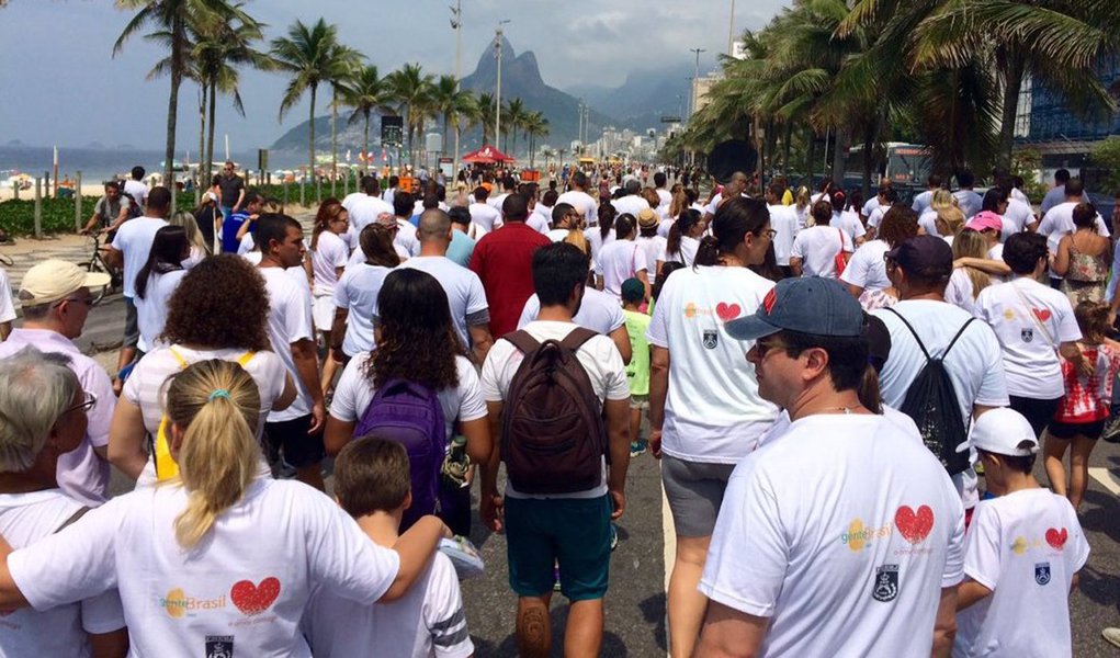 A Caminhada pelo Fim de Todas as Formas de Violência Contra as Mulheres teve como principal objetivo passar para a população uma mensagem sobre a necessidade de dizer não a qualquer forma de violência, principalmente contra as mulheres; todos os meses, a Ouvidoria do MP-RJ recebe quase duas mil denúncias, sendo que 5% delas estão relacionadas à violência doméstica contra a mulher; citando o Mapa da Violência, a promotora Lúcia Iloizio lembrou que o Brasil ocupa a 5º posição em um ranking de 83 países, como um dos que mais praticam assassinatos contra as mulheres, à frente inclusive, de nações em guerra
(Foto: Leonardo Lucena)
A Caminhada pelo Fim de Todas as Formas de Violência Contra as Mulheres teve como principal objetivo passar para a população uma mensagem sobre a necessidade de dizer não a qualquer forma de violência, principalmente contra as mulheres; todos os meses, a Ouvidoria do MP-RJ recebe quase duas mil denúncias, sendo que 5% delas estão relacionadas à violência doméstica contra a mulher; citando o Mapa da Violência, a promotora Lúcia Iloizio lembrou que o Brasil ocupa a 5º posição em um ranking de 83 países, como um dos que mais praticam assassinatos contra as mulheres, à frente inclusive, de nações em guerra