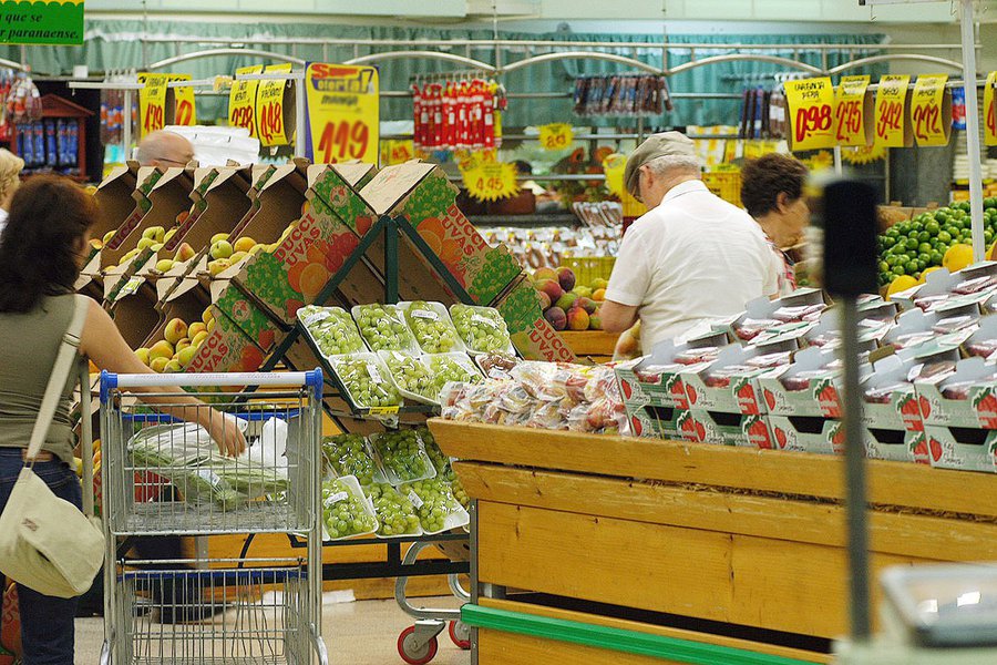 Novo salto nos preços de alimentos em julho levou a prévia da inflação oficial do país a subir mais do que o esperado no mês; o Índice Nacional de Preços ao Consumidor Amplo-15 (IPCA-15) subiu 0,54% em julho, sobre alta de 0,40% no mês anterior, informou o IBGE; no acumulado em 12 meses até julho, o indicador teve alta de 8,93%, desacelerando sobre o avanço no mês anterior (Foto: Gisele Federicce) Novo salto nos preços de alimentos em julho levou a prévia da inflação oficial do país a subir mais do que o esperado no mês; o Índice Nacional de Preços ao Consumidor Amplo-15 (IPCA-15) subiu 0,54% em julho, sobre alta de 0,40% no mês anterior, informou o IBGE; no acumulado em 12 meses até julho, o indicador teve alta de 8,93%, desacelerando sobre o avanço no mês anterior